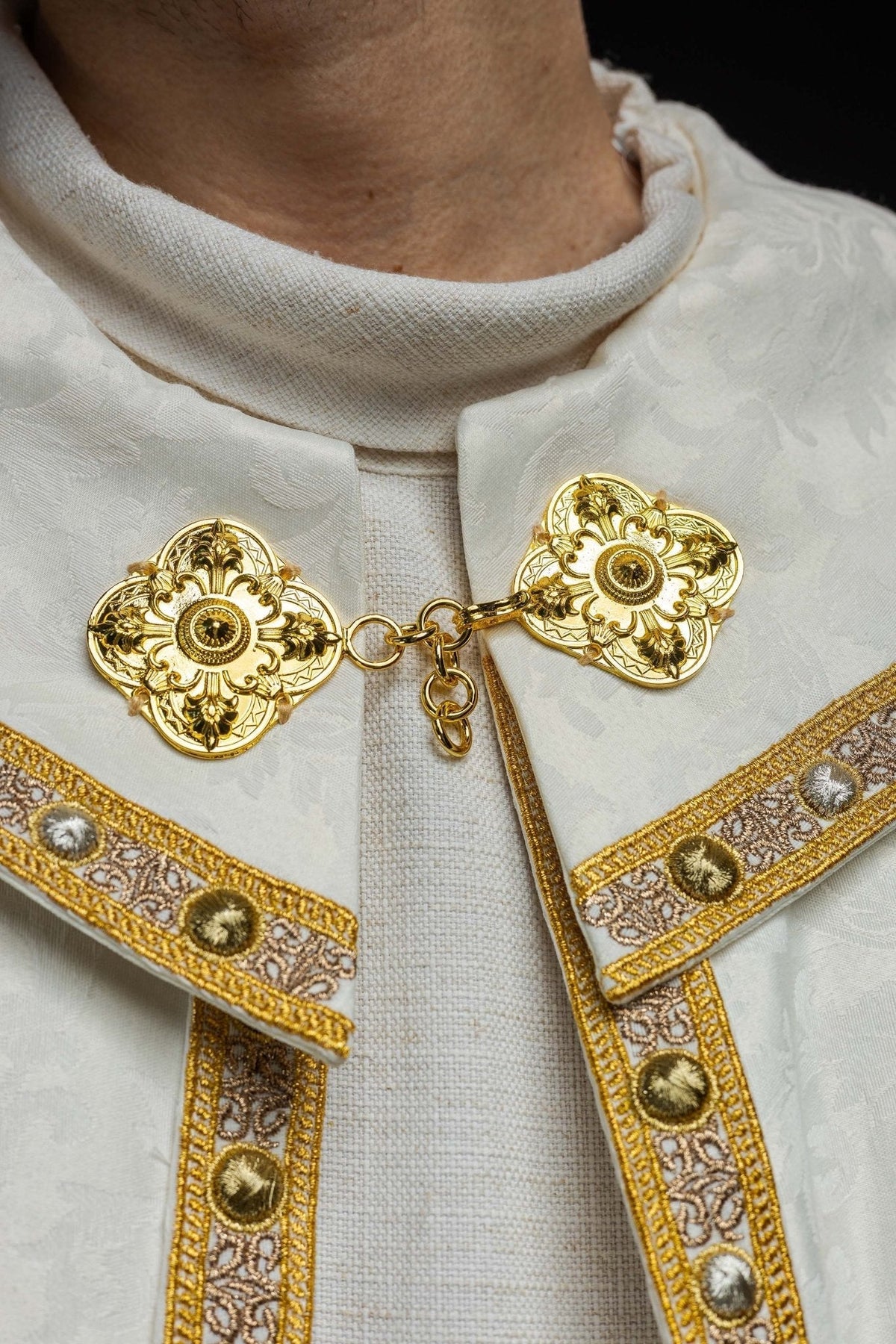 Capa de asperges com detalhe do fecho dourado e acabamento ornamental