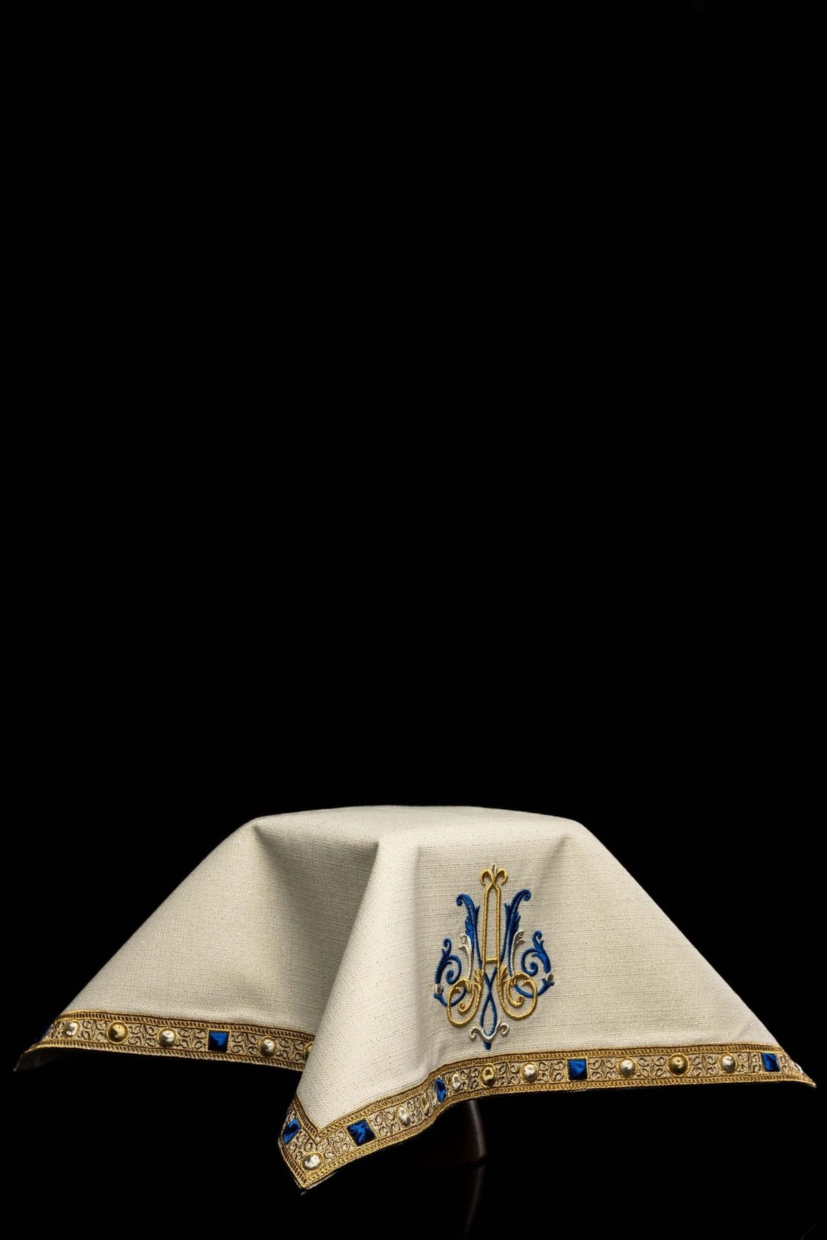 Véu de cálice ecru com bordado mariano, vista frontal com monograma azul e dourado e galão ornamentado
