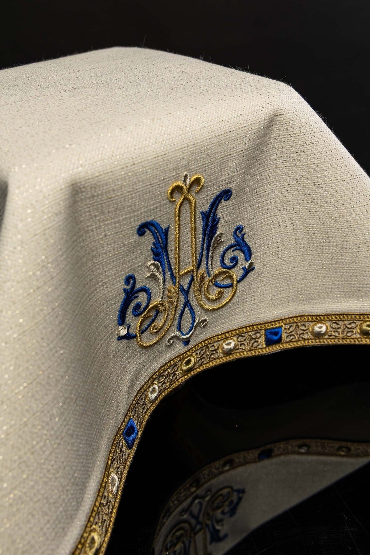Véu de cálice ecru, detalhe do bordado mariano e do galão dourado
