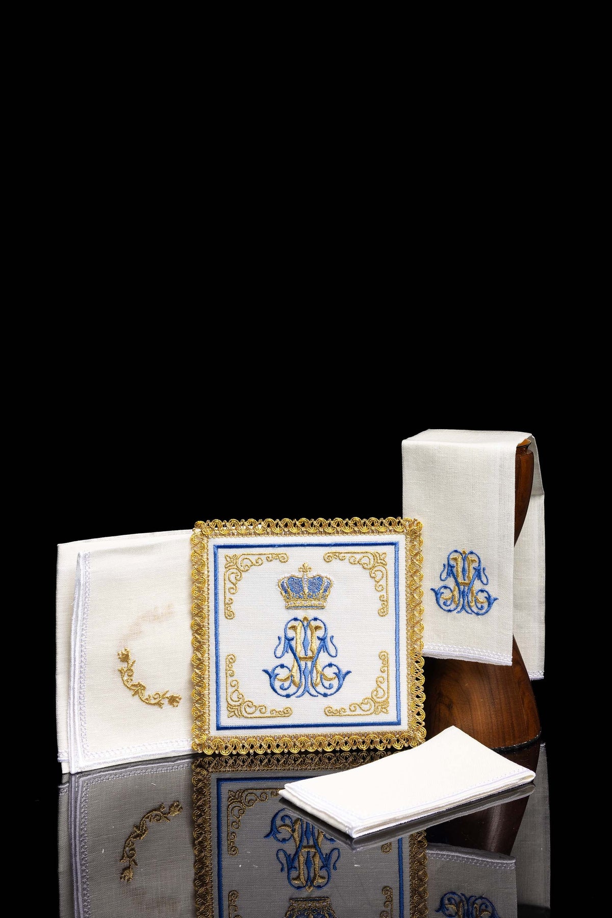 Conjunto de alfaias litúrgicas em linho com bordado mariano, branco, com bordados azuis e dourados