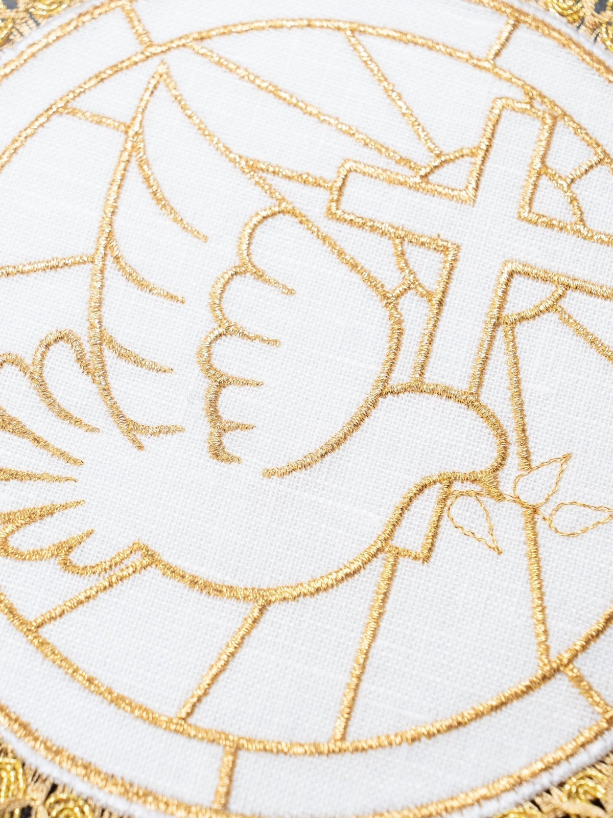 Conjunto de alfaias litúrgicas em linho, close-up do bordado dourado de pomba e cruz