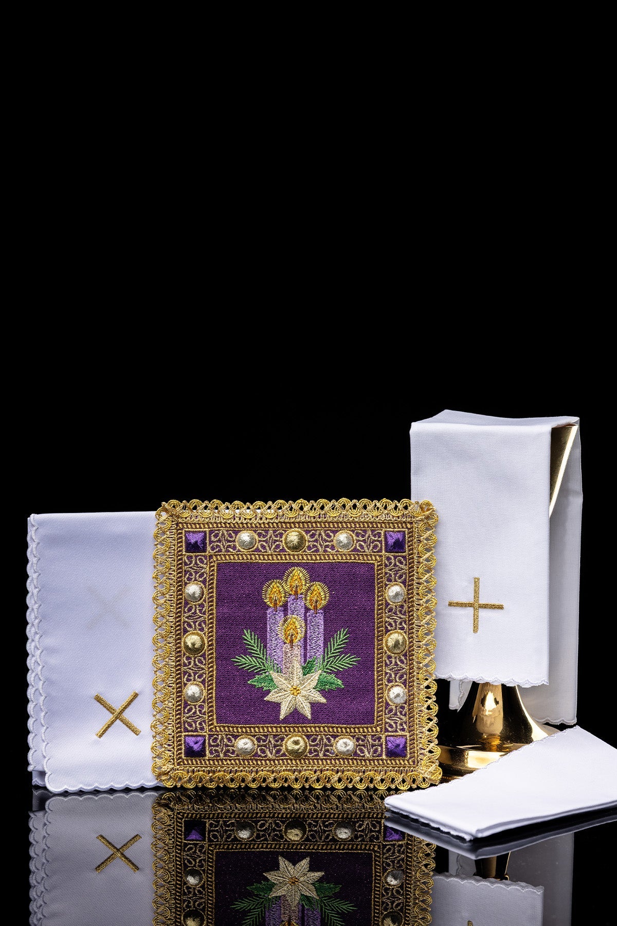 Conjunto de alfaias litúrgicas bordado para o Advento, vista geral em branco e roxo