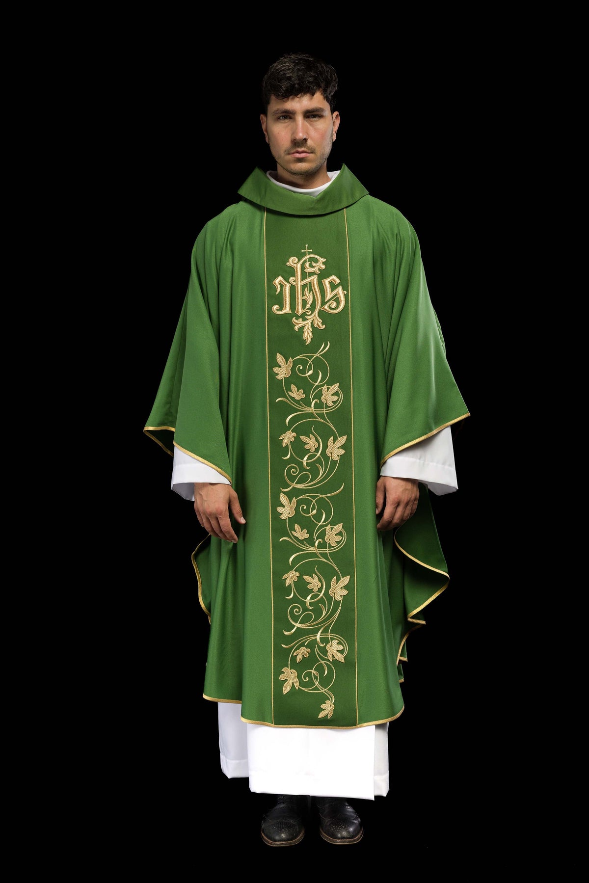 Casula litúrgica verde vista de corpo inteiro pela frente, com faixa floral bordada e IHS