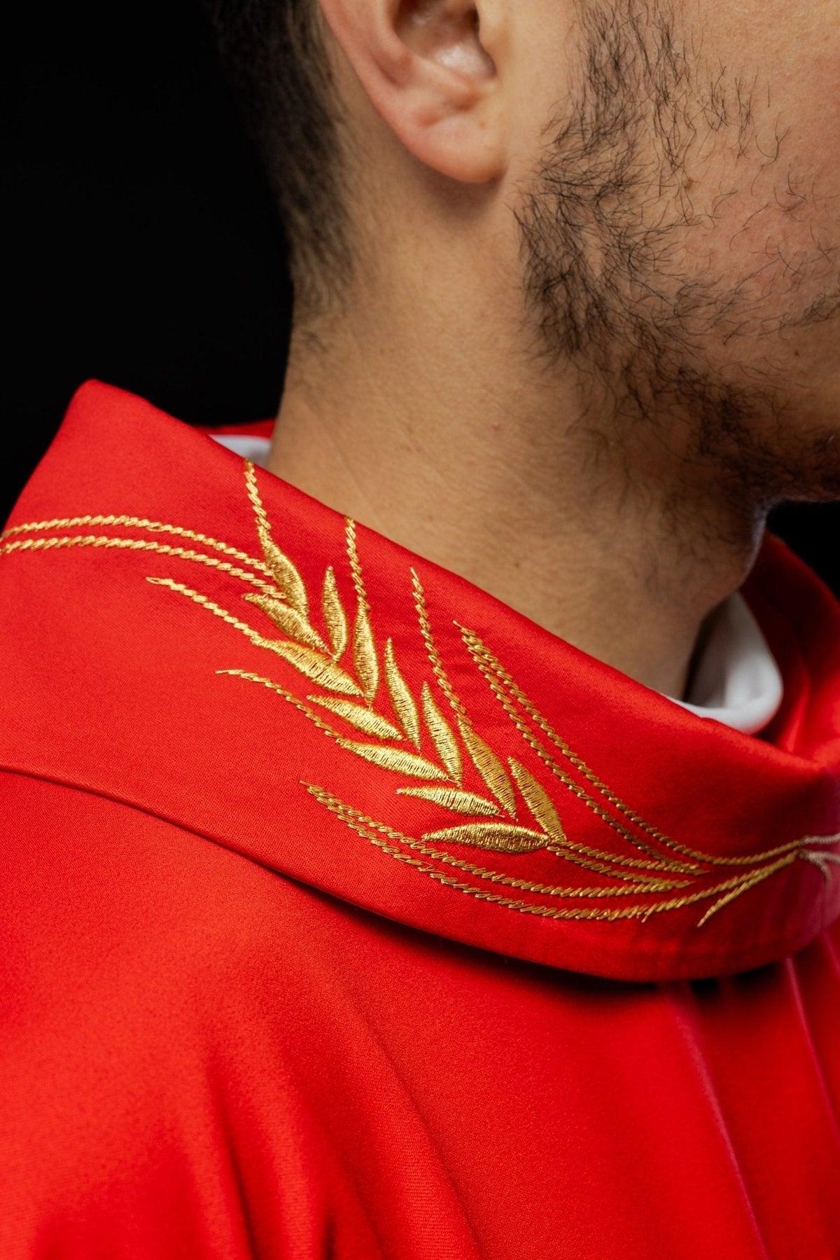 Casula vermelha, close-up da gola com bordado dourado de espigas