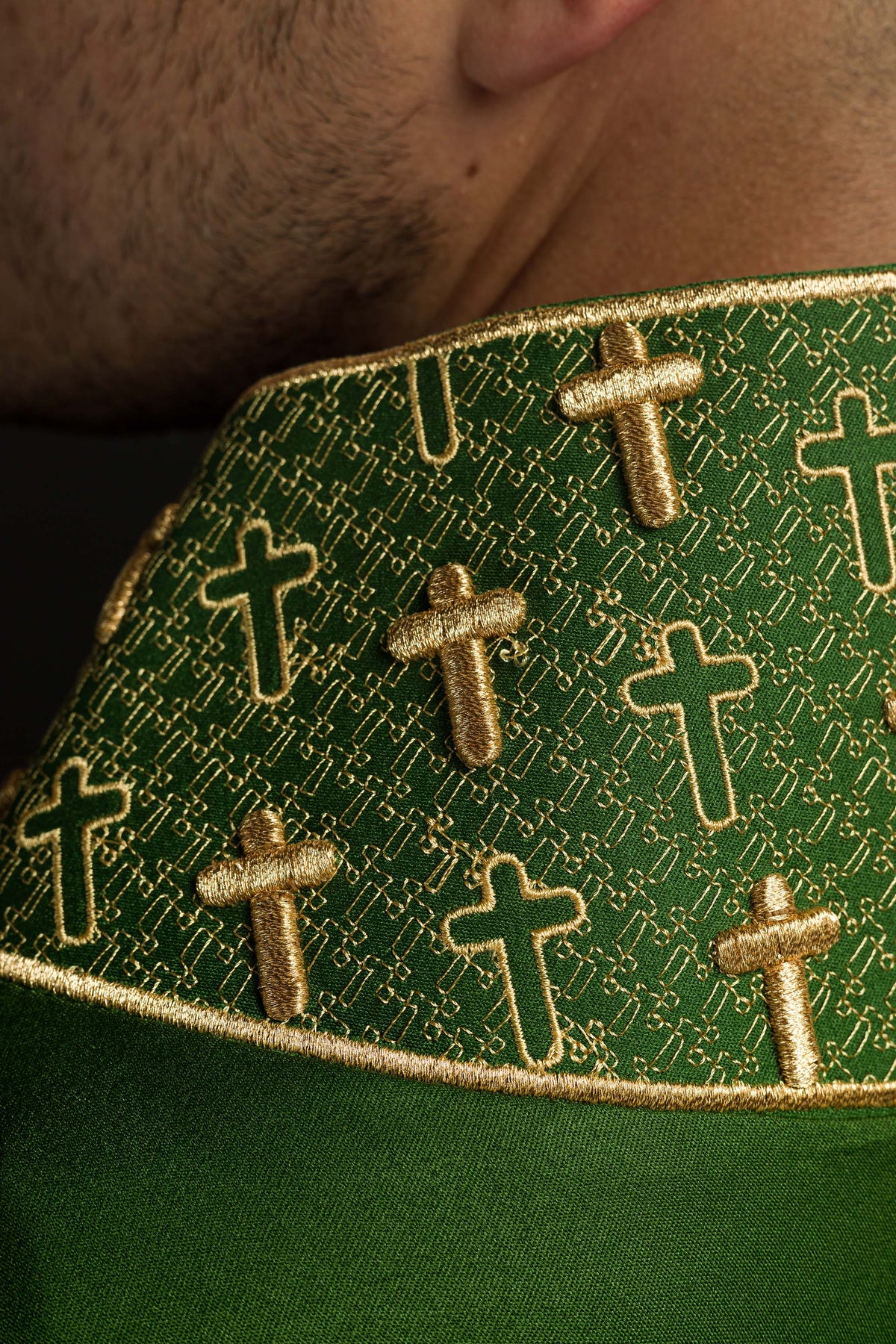 Casula verde com detalhe do bordado dourado da gola