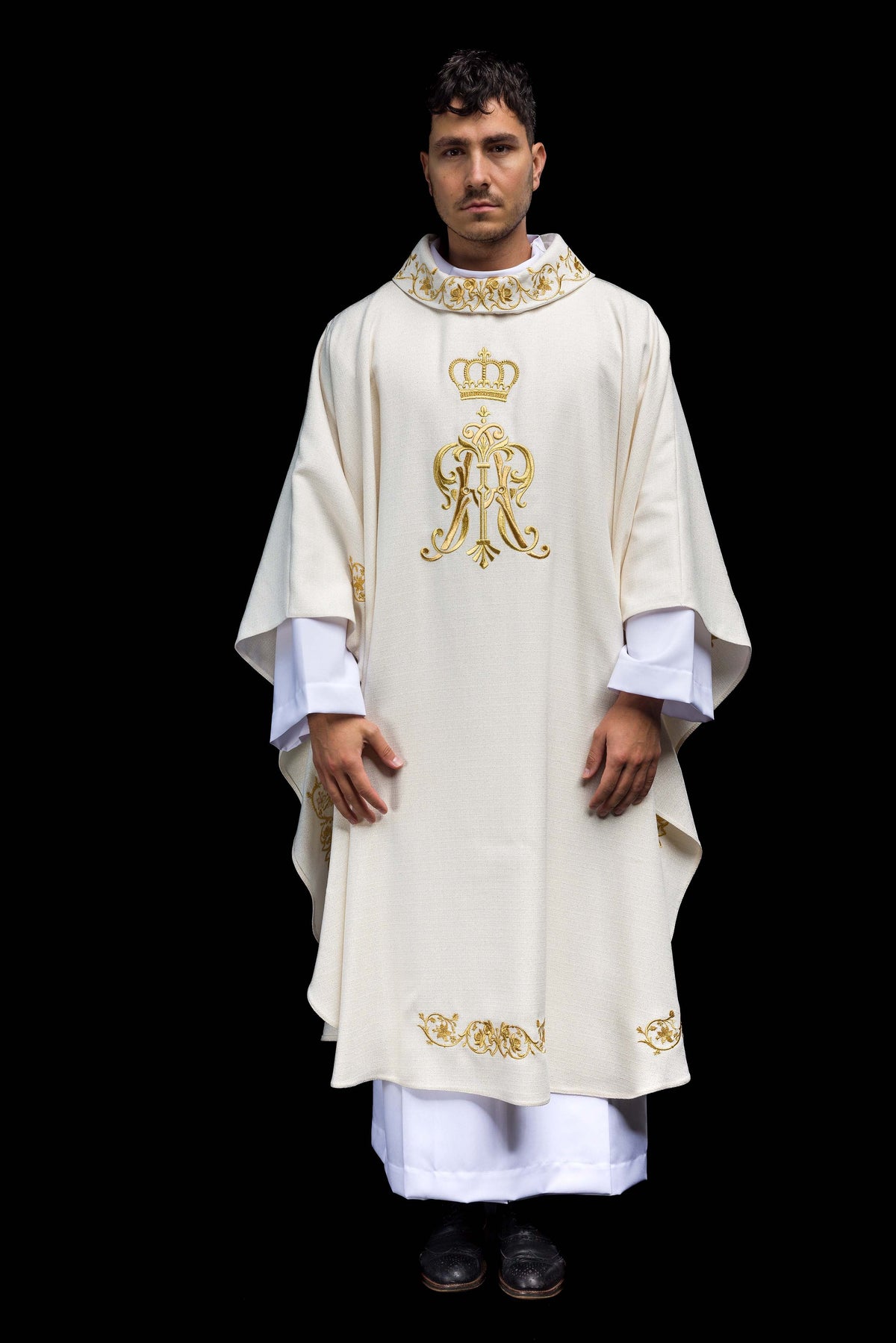 Casula litúrgica creme vista frontal completa, com brasão mariano e coroa bordados