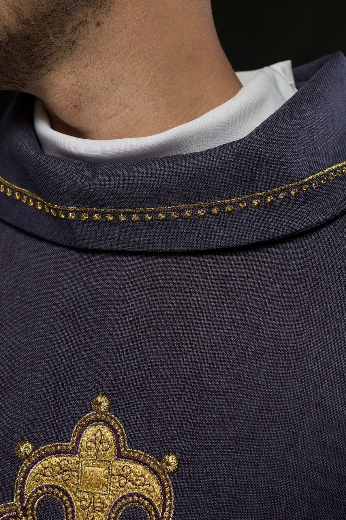Casula roxa com close-up da gola e debrum dourado