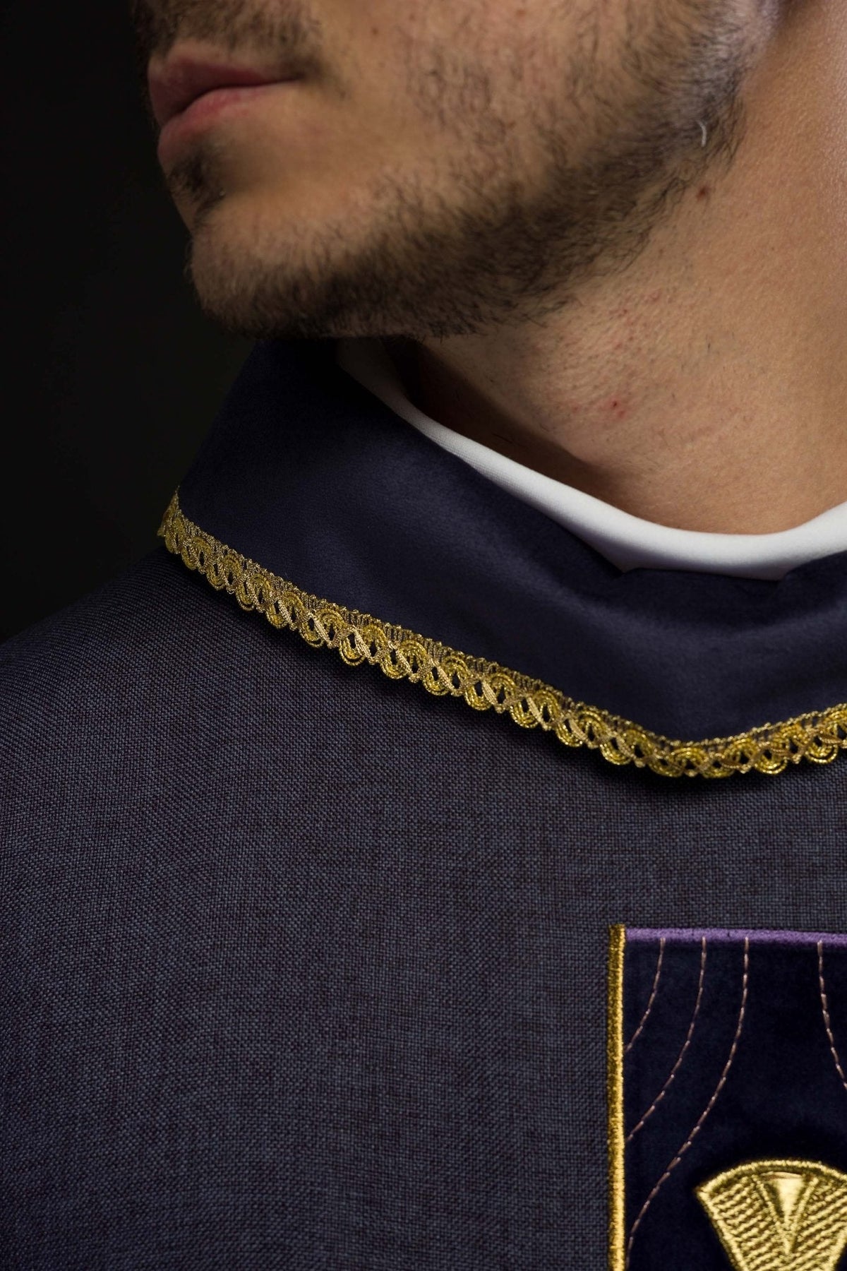 Casula roxa, detalhe do debrum dourado na gola