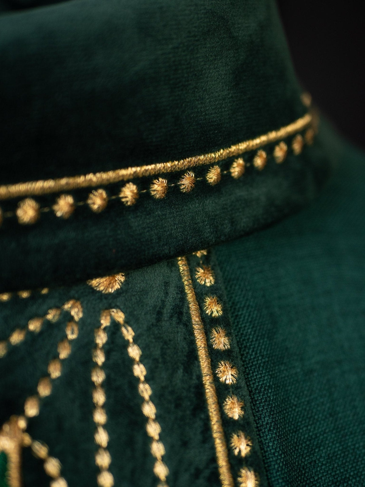 Casula verde com faixa bordada, close-up do acabamento dourado