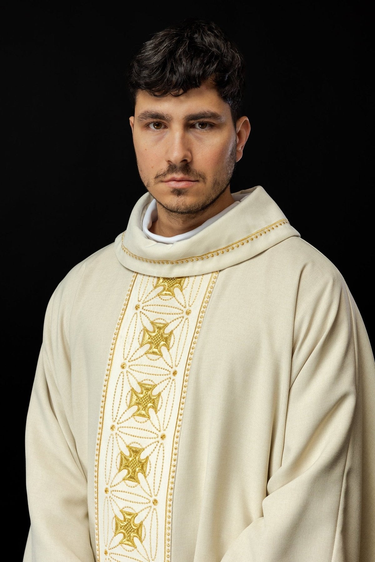 Casula litúrgica creme com faixa ricamente bordada de cruzes, vista frontal em close-up
