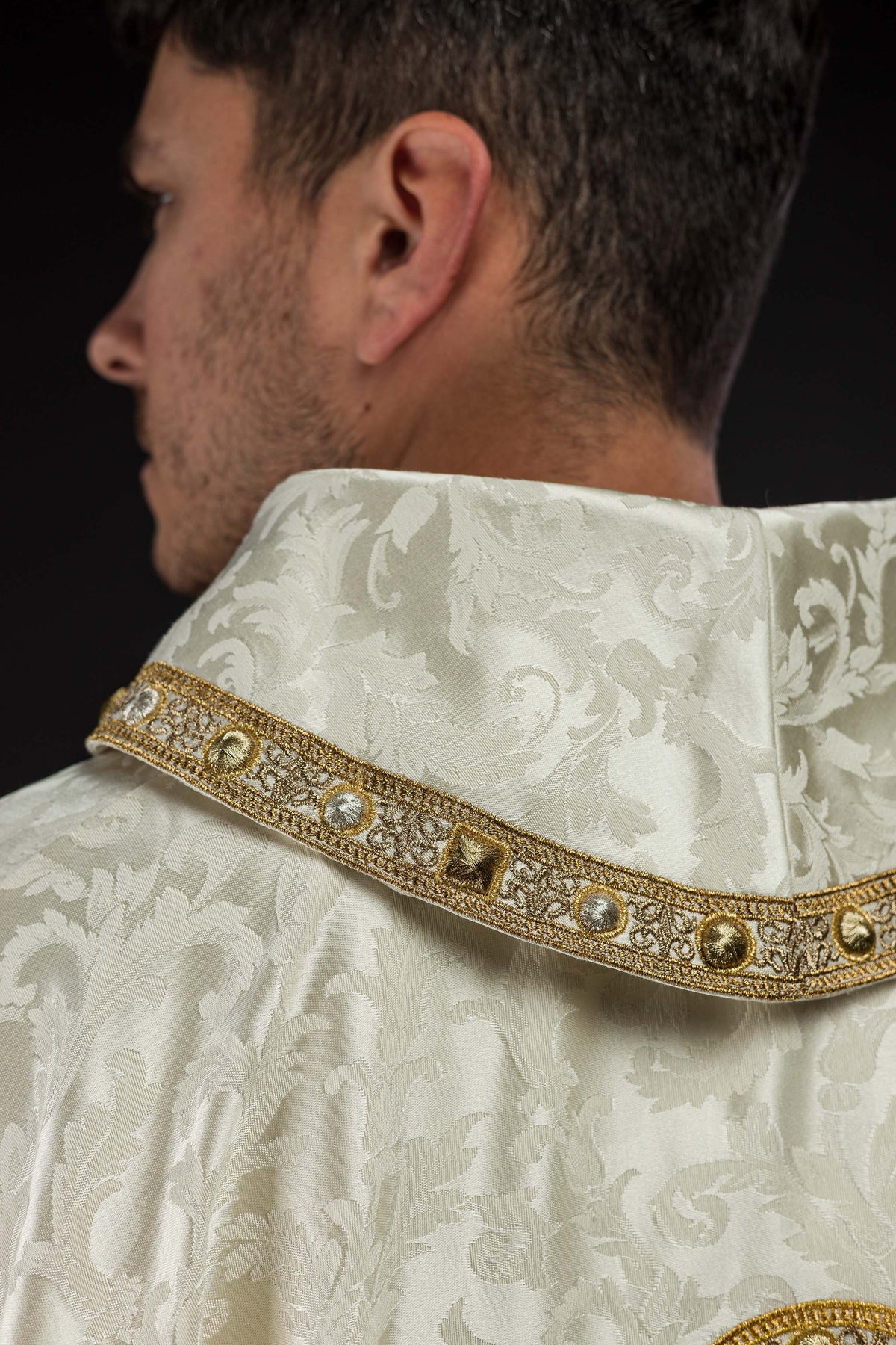 Casula creme com Cordeiro Pascal bordado, detalhe posterior da gola com faixa dourada