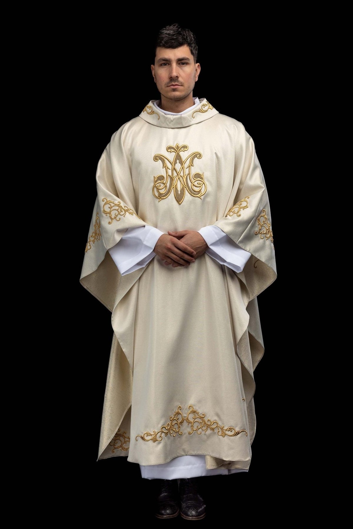 Casula mariana marfim ecru, vista frontal completa com bordado dourado na barra e mangas