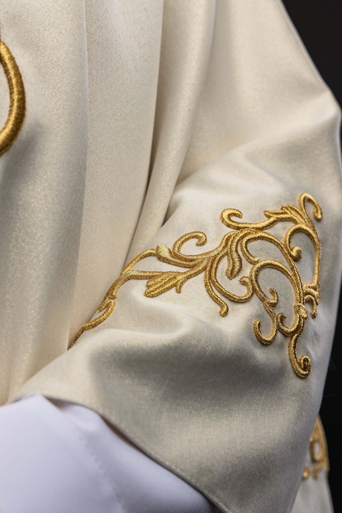 Casula com bordado dourado, detalhe ornamental da manga em marfim ecru