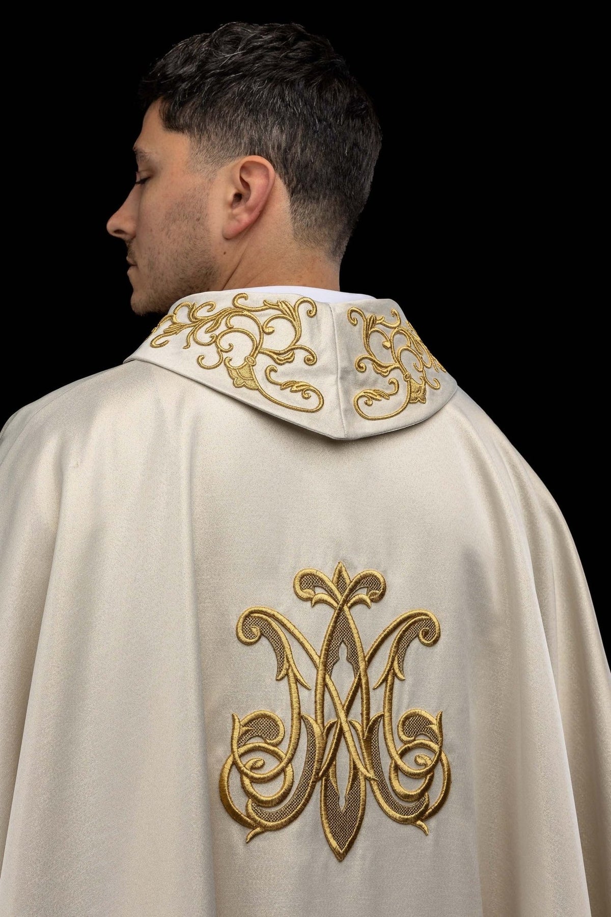 Casula mariana, detalhe traseiro do símbolo mariano bordado em dourado