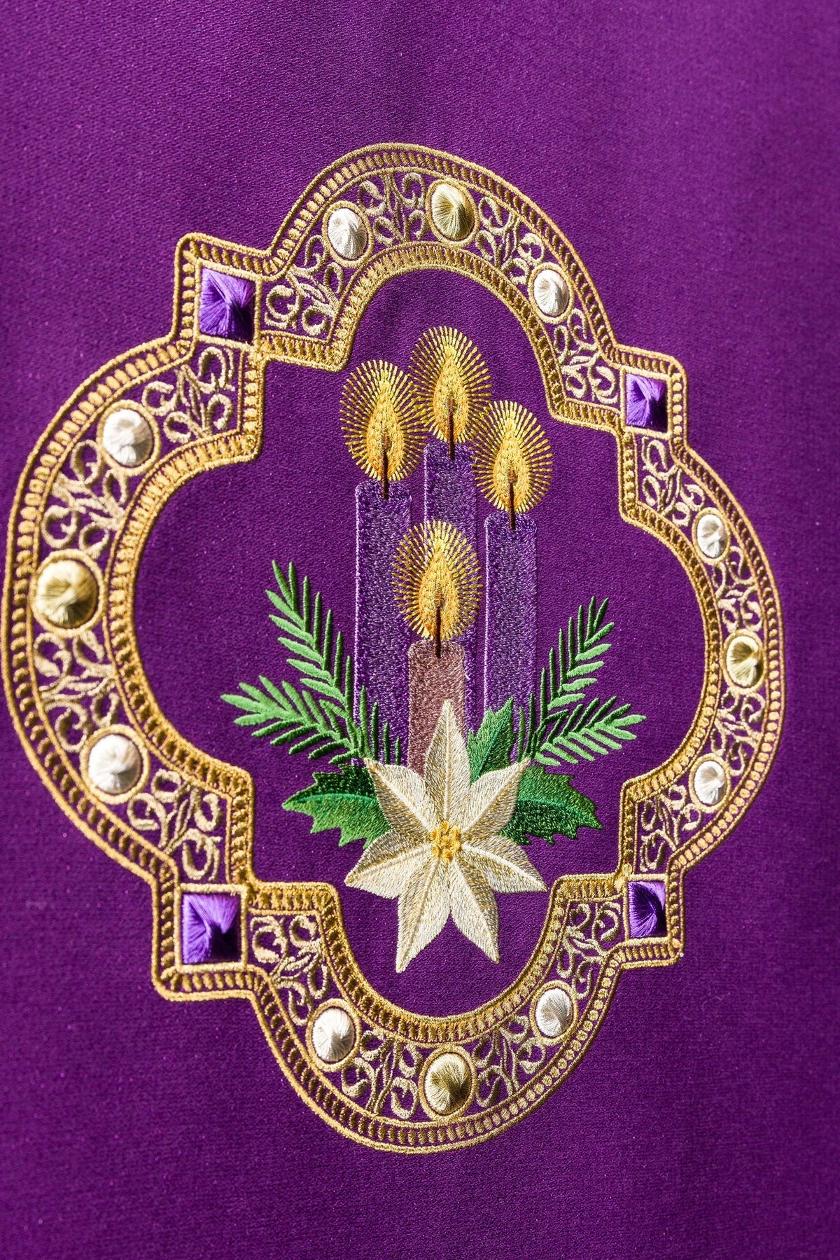 Pano de ambão roxo com bordado de Advento, detalhe frontal do bordado com velas e estrela