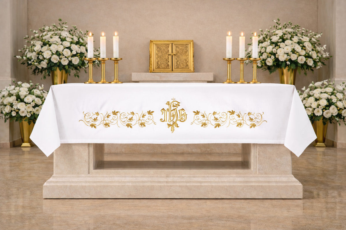 Toalha de altar com bordado frontal monograma IHS branca, vista frontal com arabescos dourados