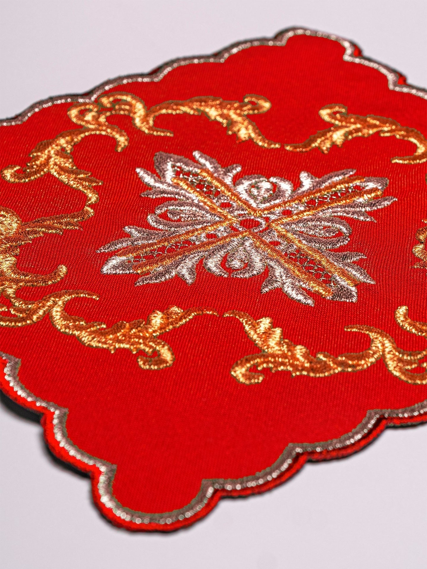 Conjunto de alfaias litúrgicas bordado vermelho com cruz dourada