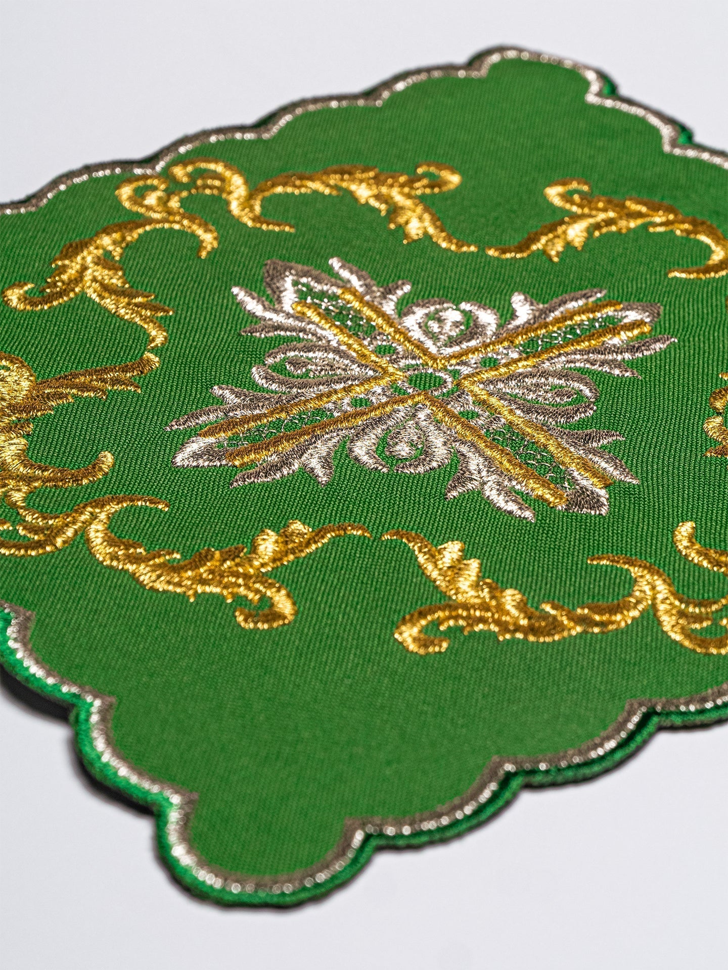 Conjunto de alfaias litúrgicas verde bordado com cruz