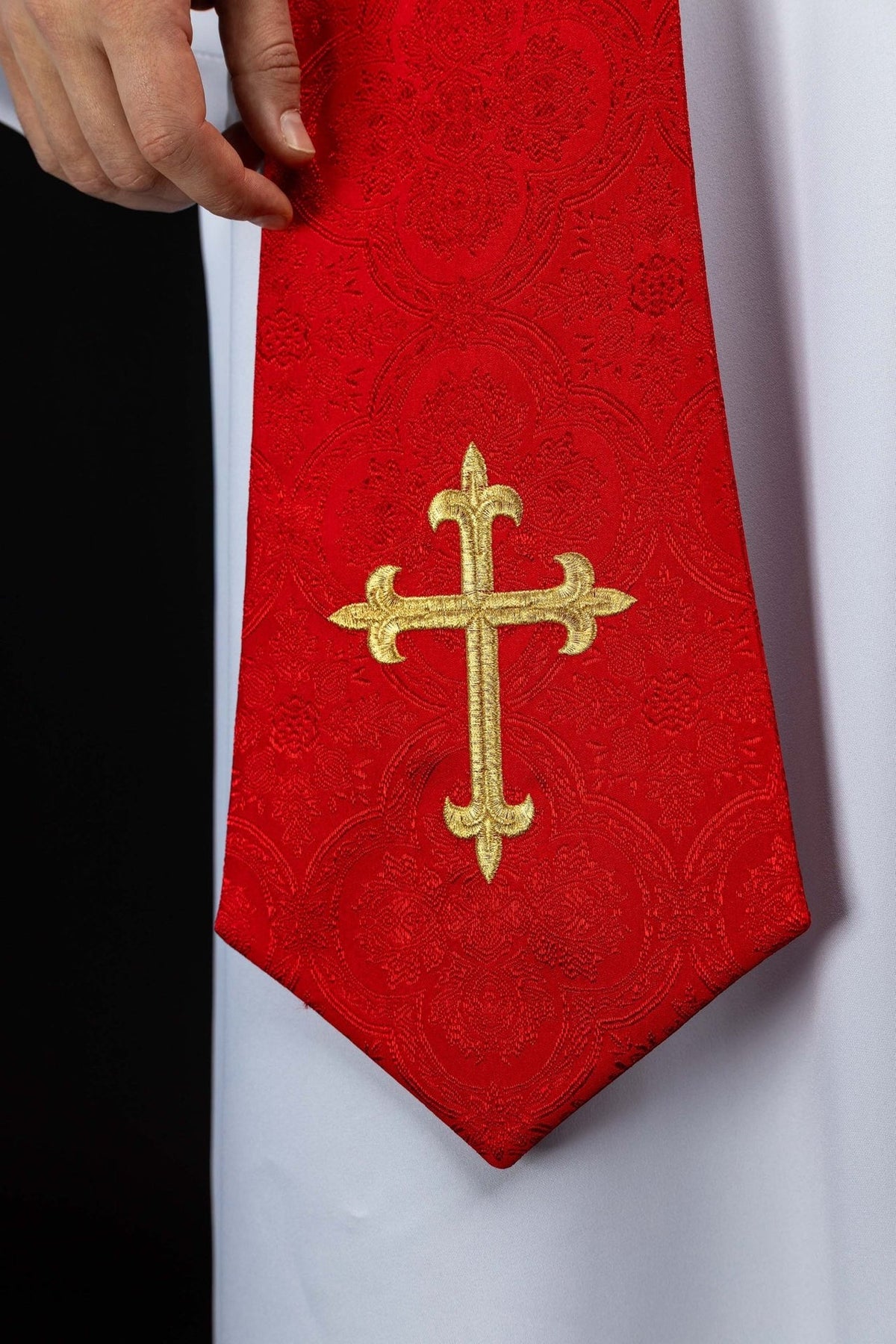 Stuła haftowana z motywem Krzyża czerwona tkanina żakardowa