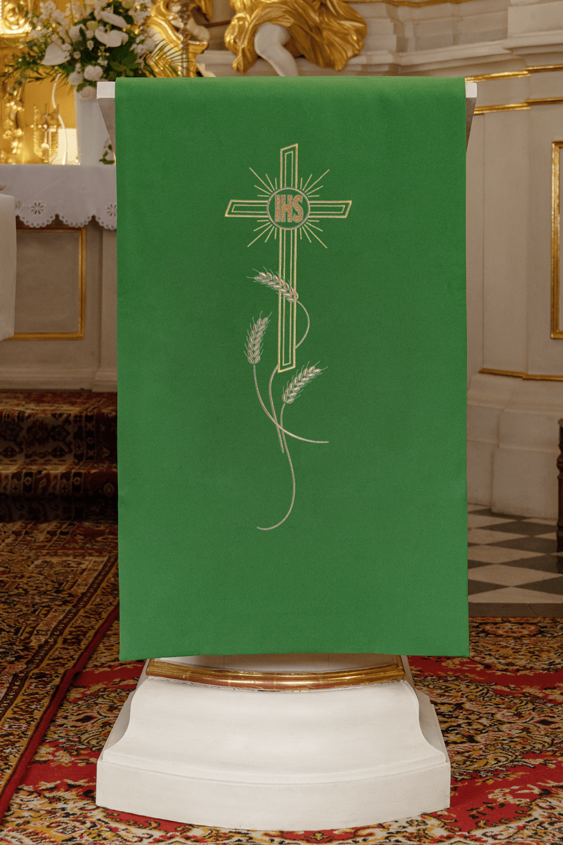 Pano de ambão verde bordado com motivo de cruz e IHS