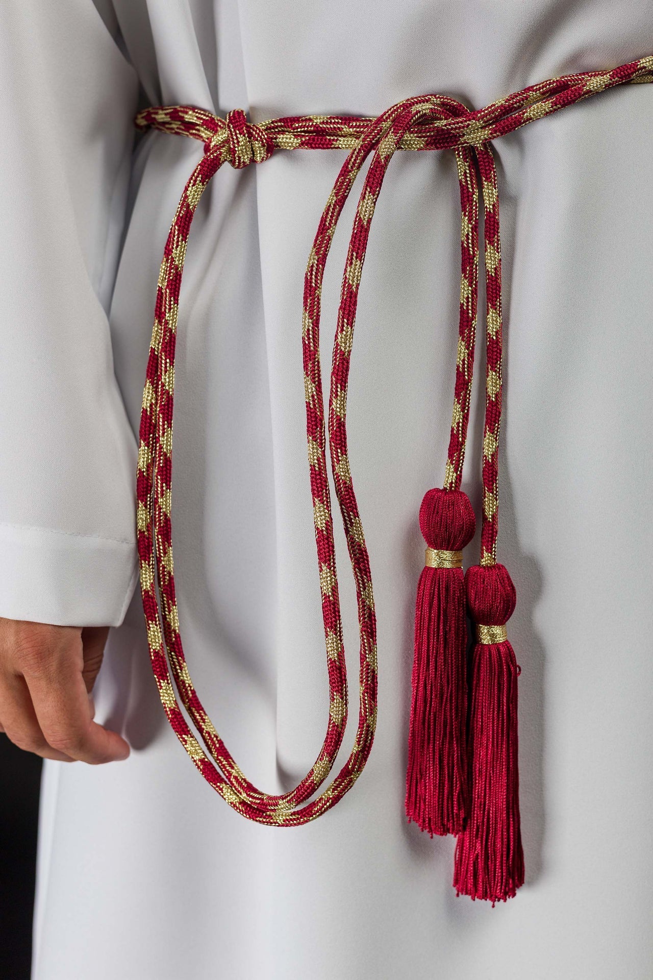 Cíngulo litúrgico vermelho e dourado