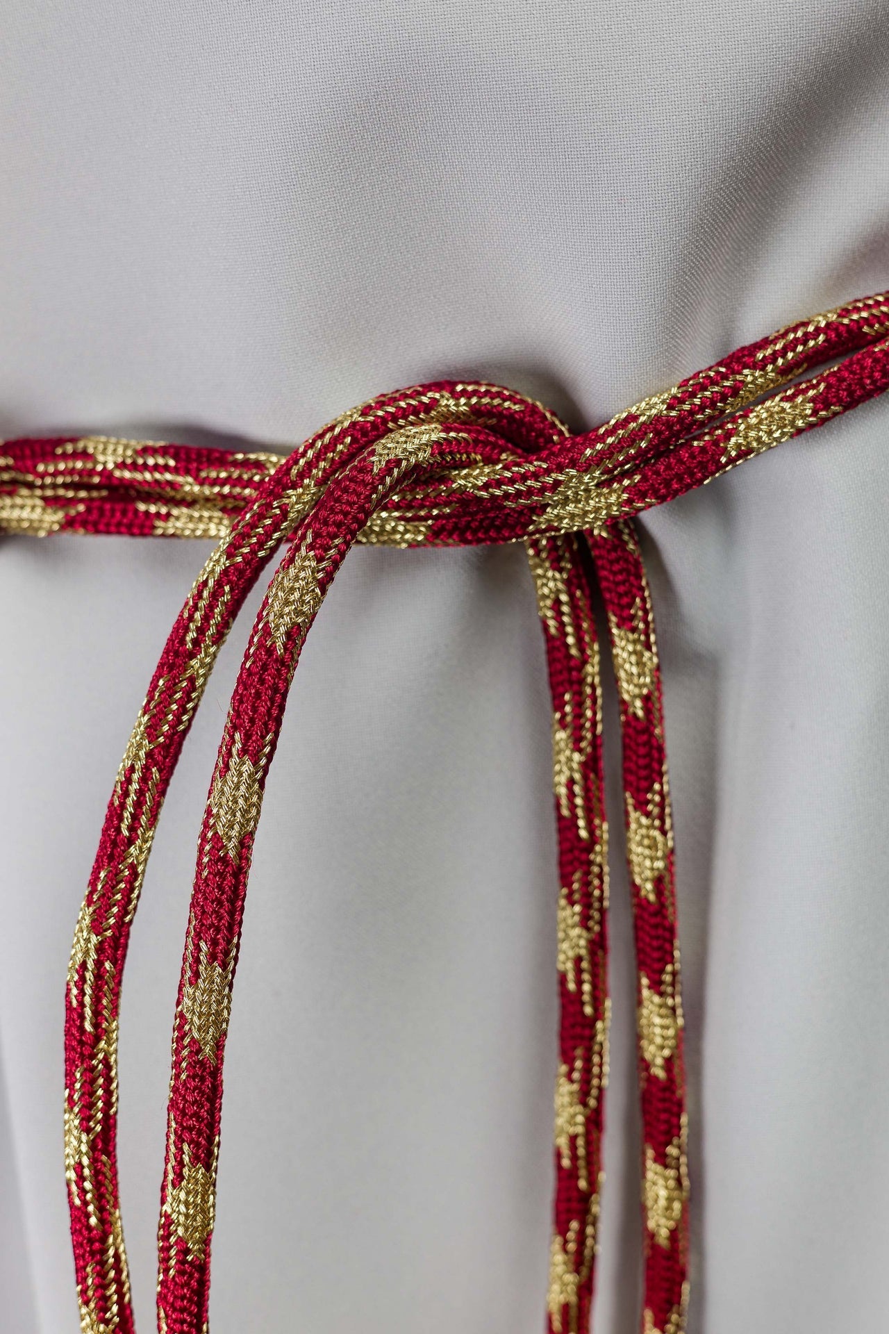 Cíngulo litúrgico vermelho e dourado