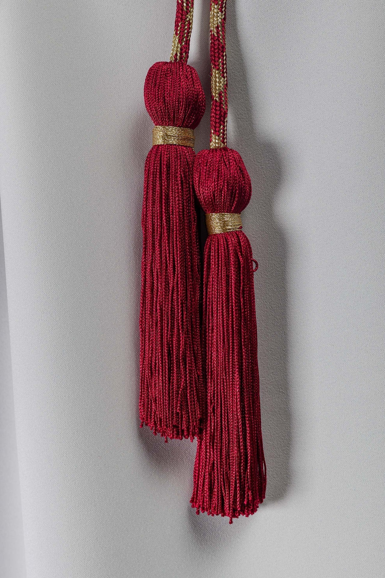 Cíngulo litúrgico vermelho e dourado