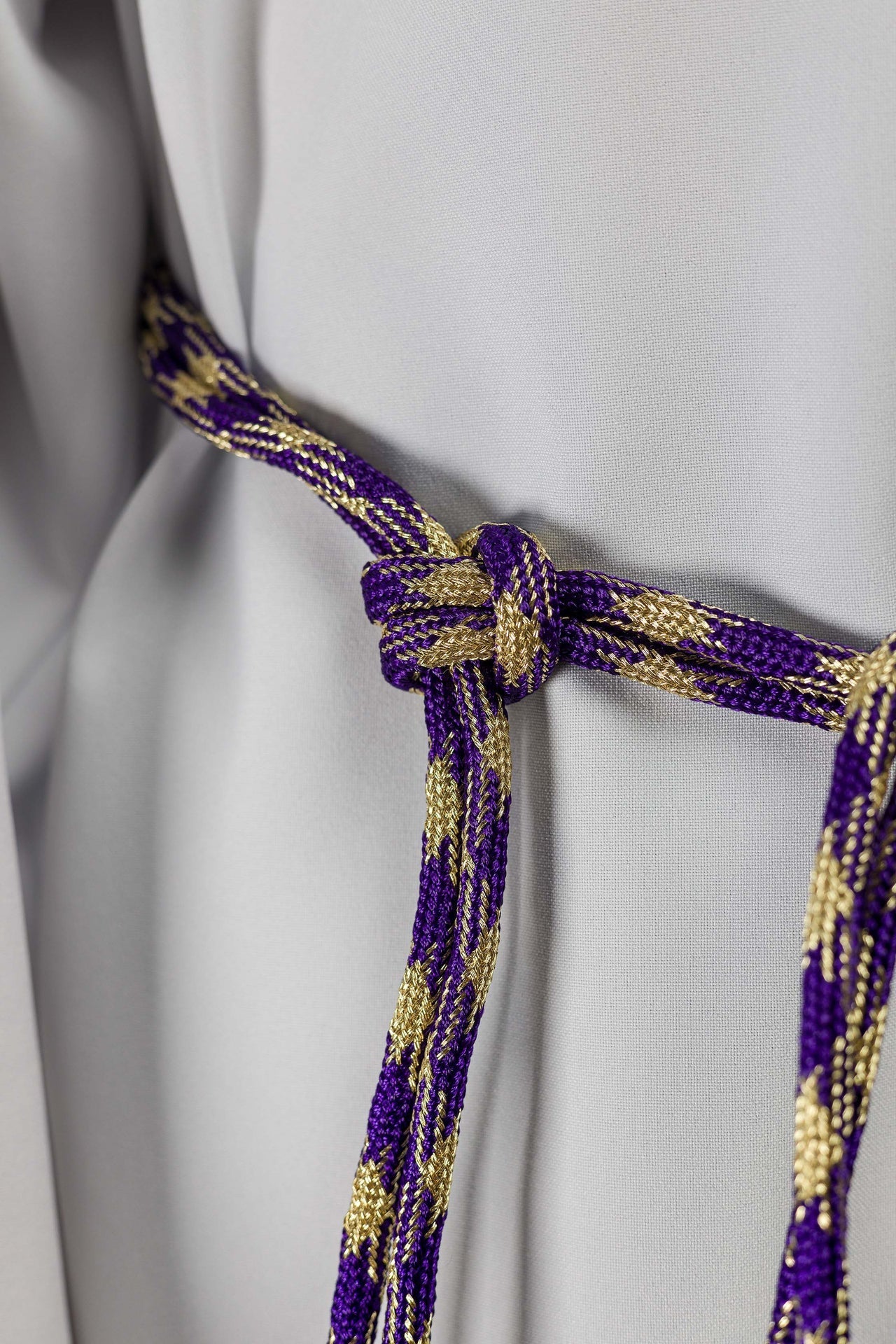 Cíngulo litúrgico roxo e dourado - chasubles.com.br