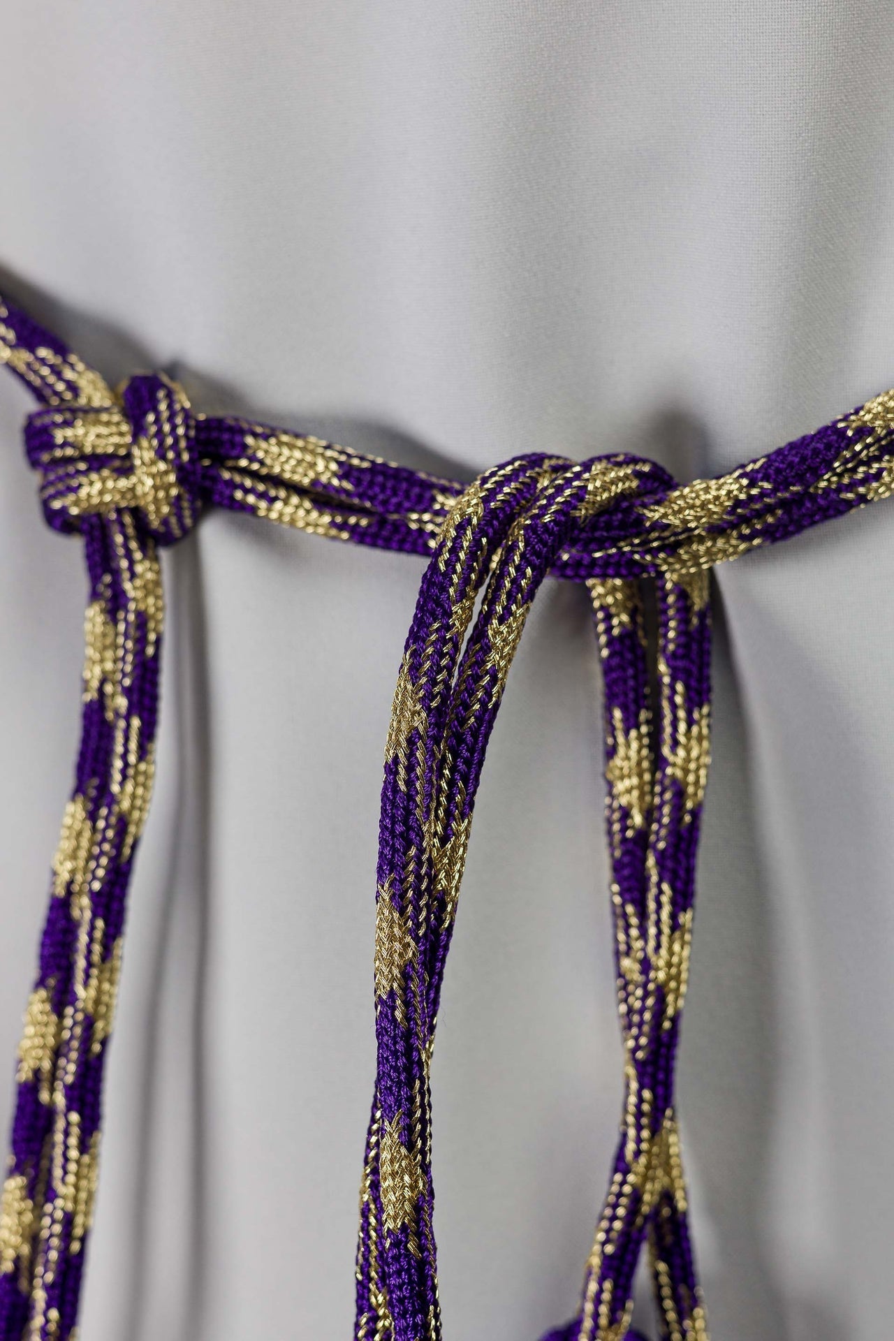 Cíngulo litúrgico roxo e dourado - chasubles.com.br