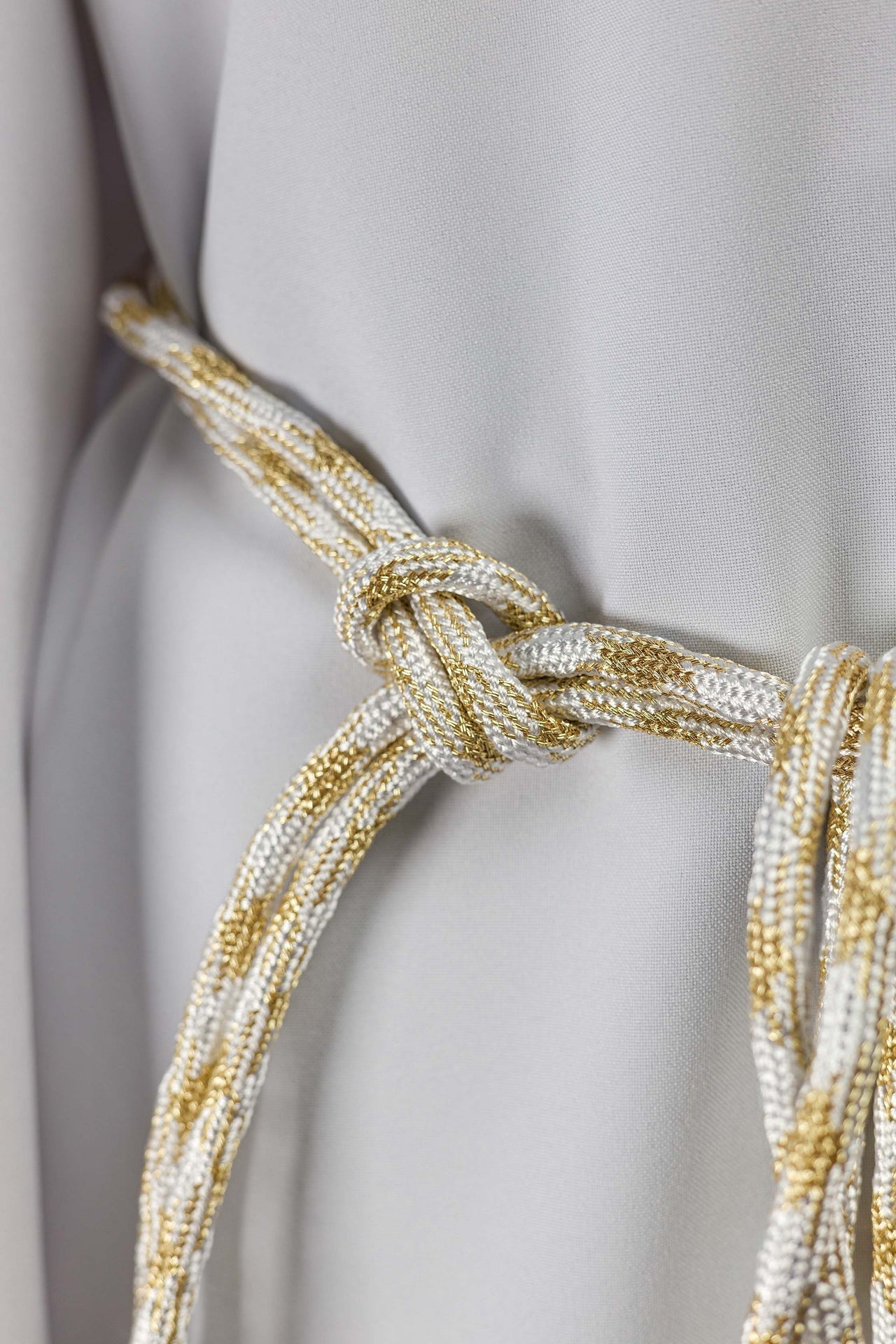 Cíngulo litúrgico branco e dourado