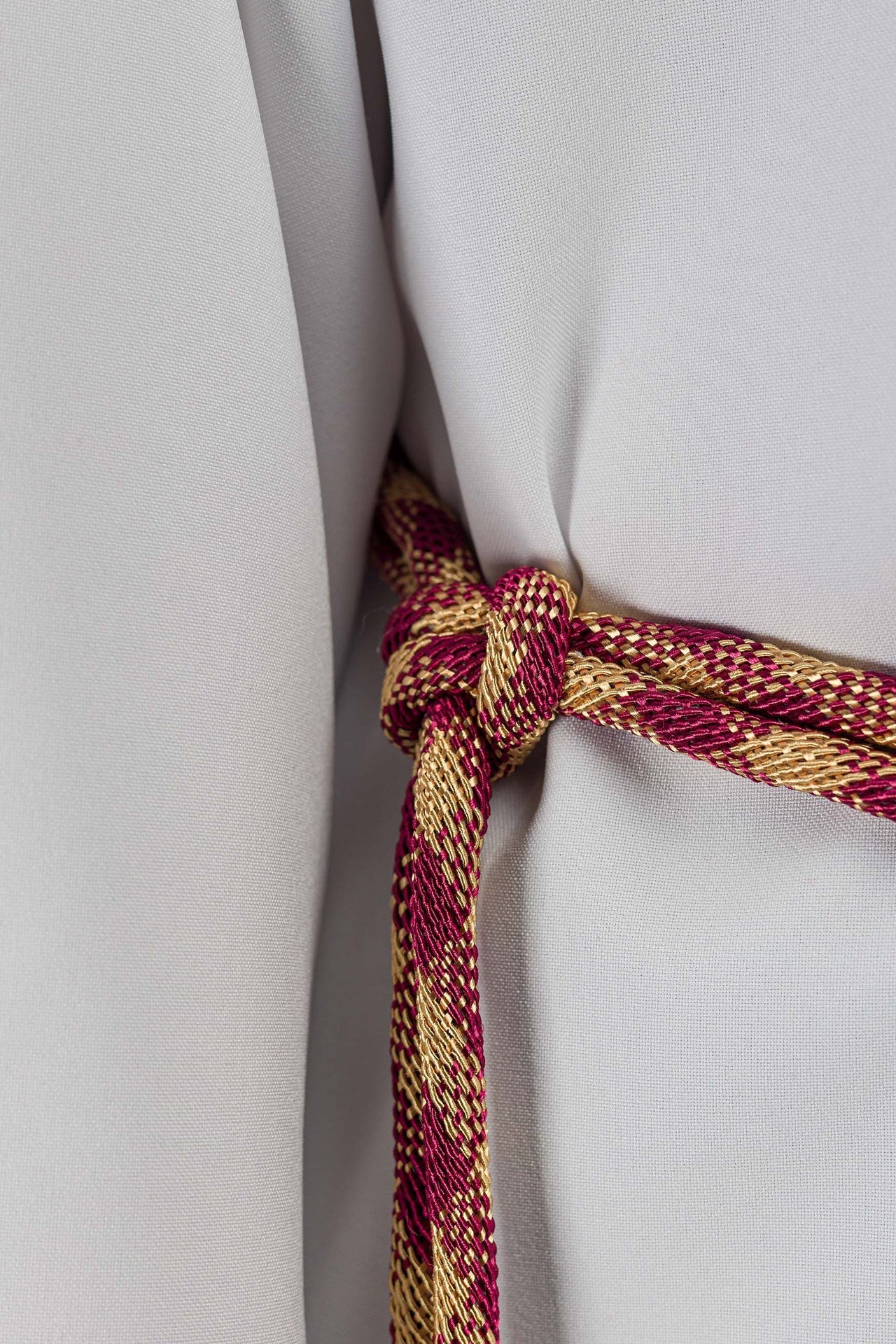 Cíngulo litúrgico vermelho e dourado premium - chasubles.com.br