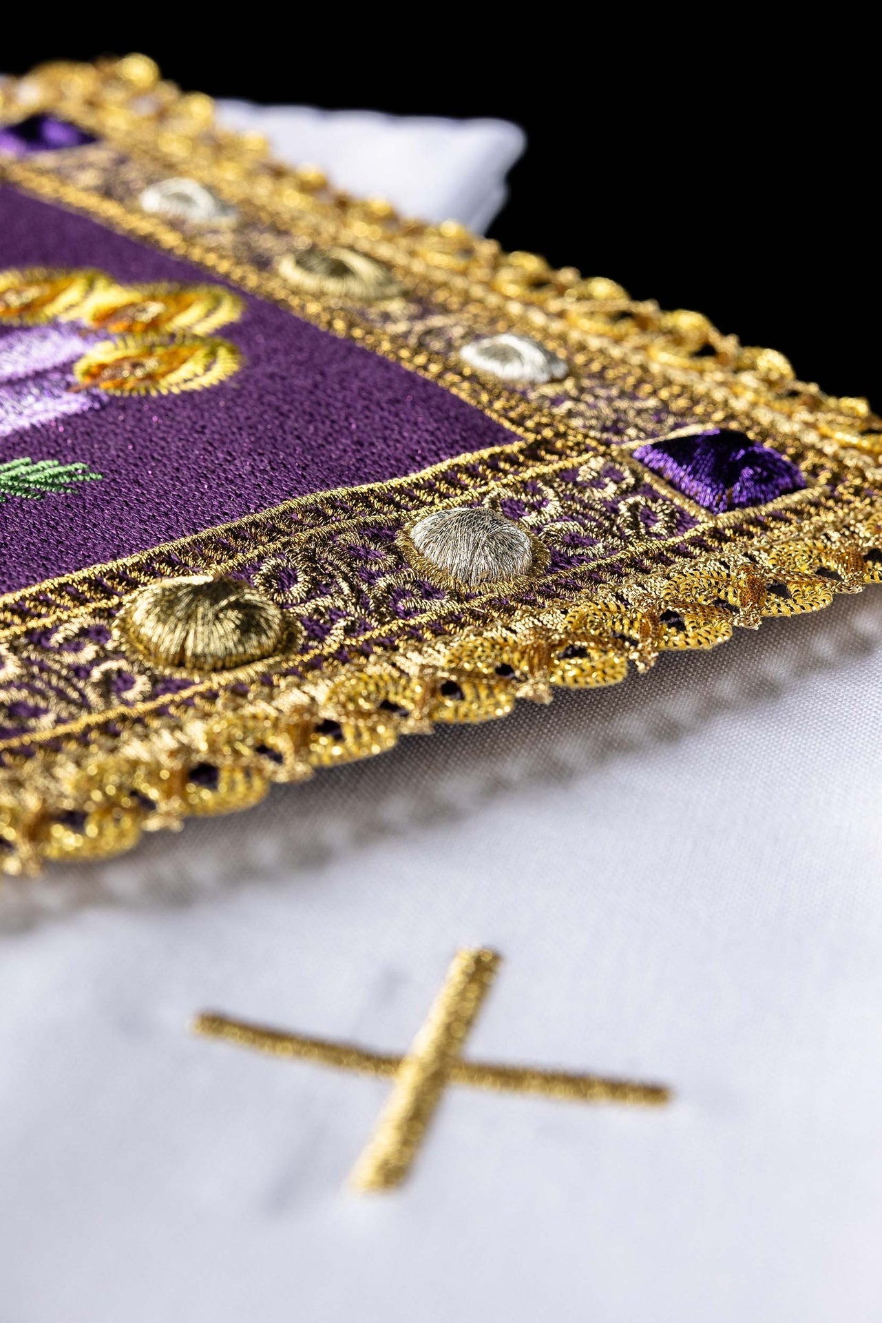 Conjunto de alfaias litúrgicas roxas para o Advento: pala com bordado de velas e moldura dourada, corporal, sanguíneo e manutérgio com bordado de cruz dourada