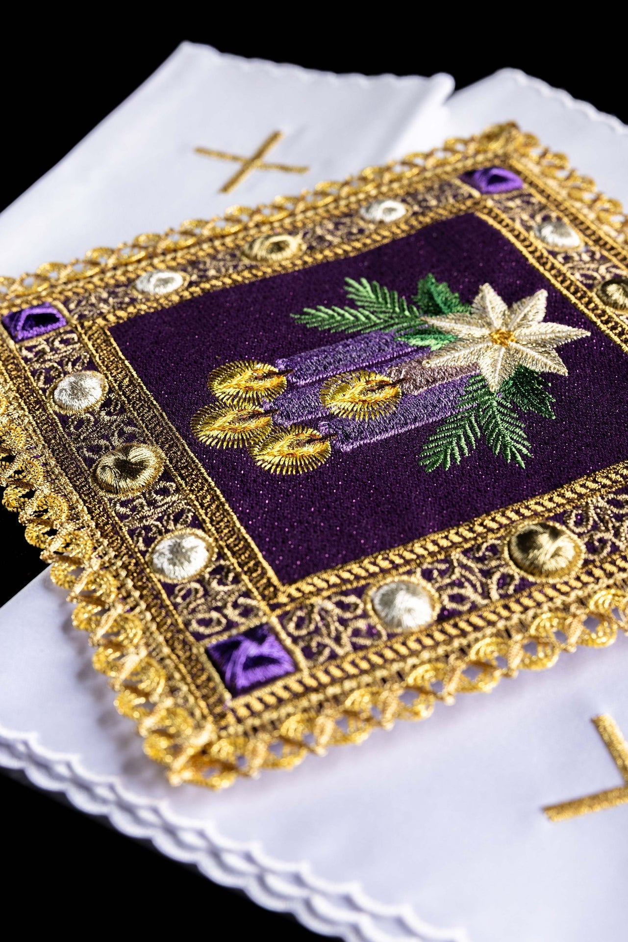 Conjunto de alfaias litúrgicas roxas para o Advento: pala com bordado de velas e moldura dourada, corporal, sanguíneo e manutérgio com bordado de cruz dourada