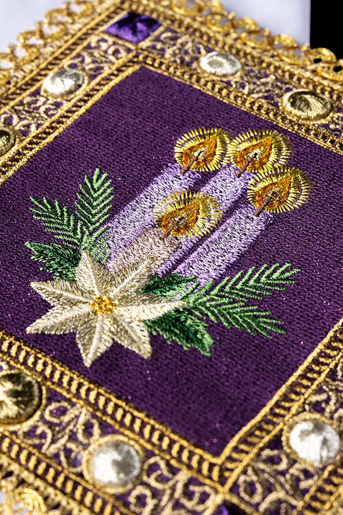 Conjunto de alfaias litúrgicas roxas para o Advento: pala com bordado de velas e moldura dourada, corporal, sanguíneo e manutérgio com bordado de cruz dourada