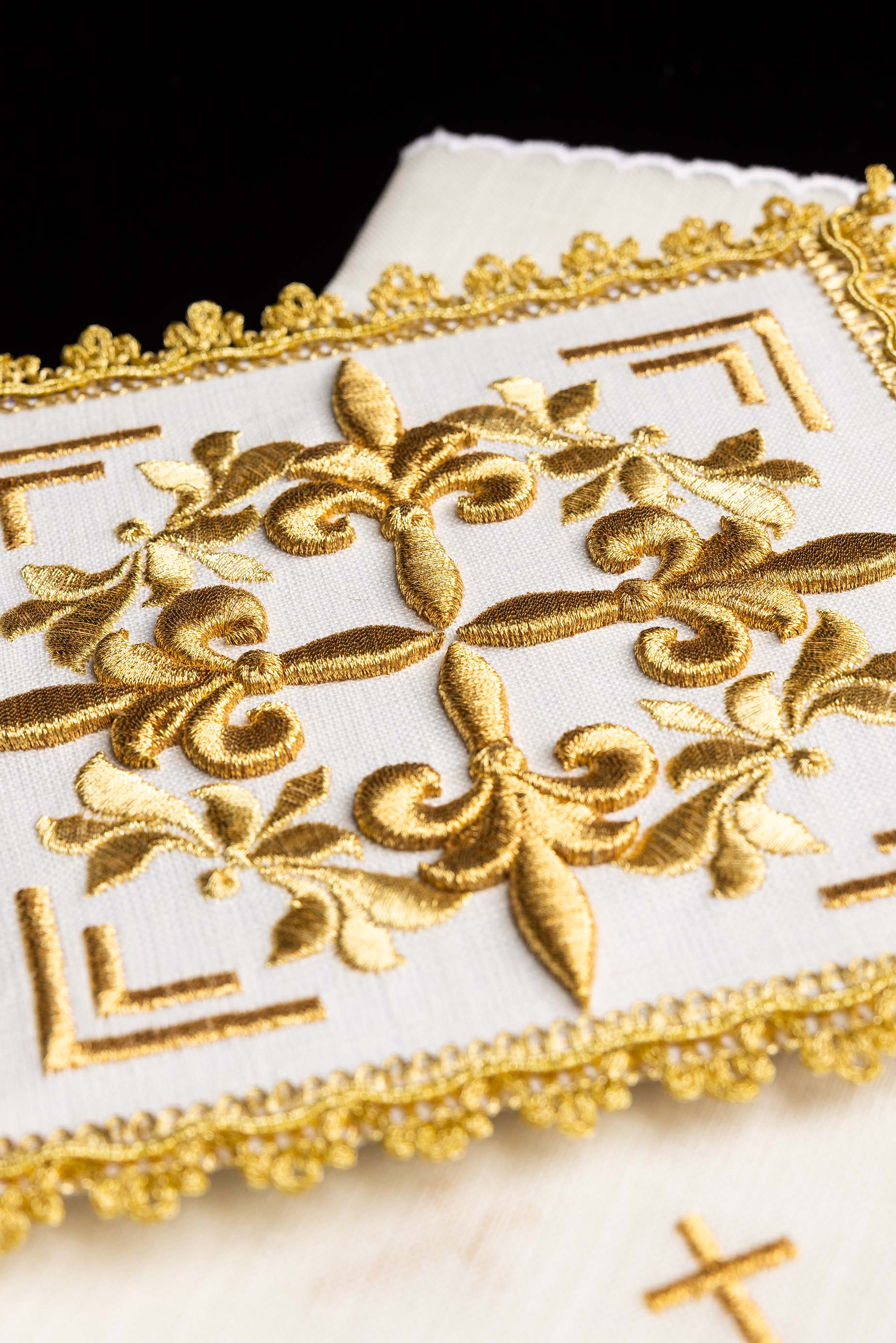 Conjunto de alfaias litúrgicas bordado com detalhes dourados