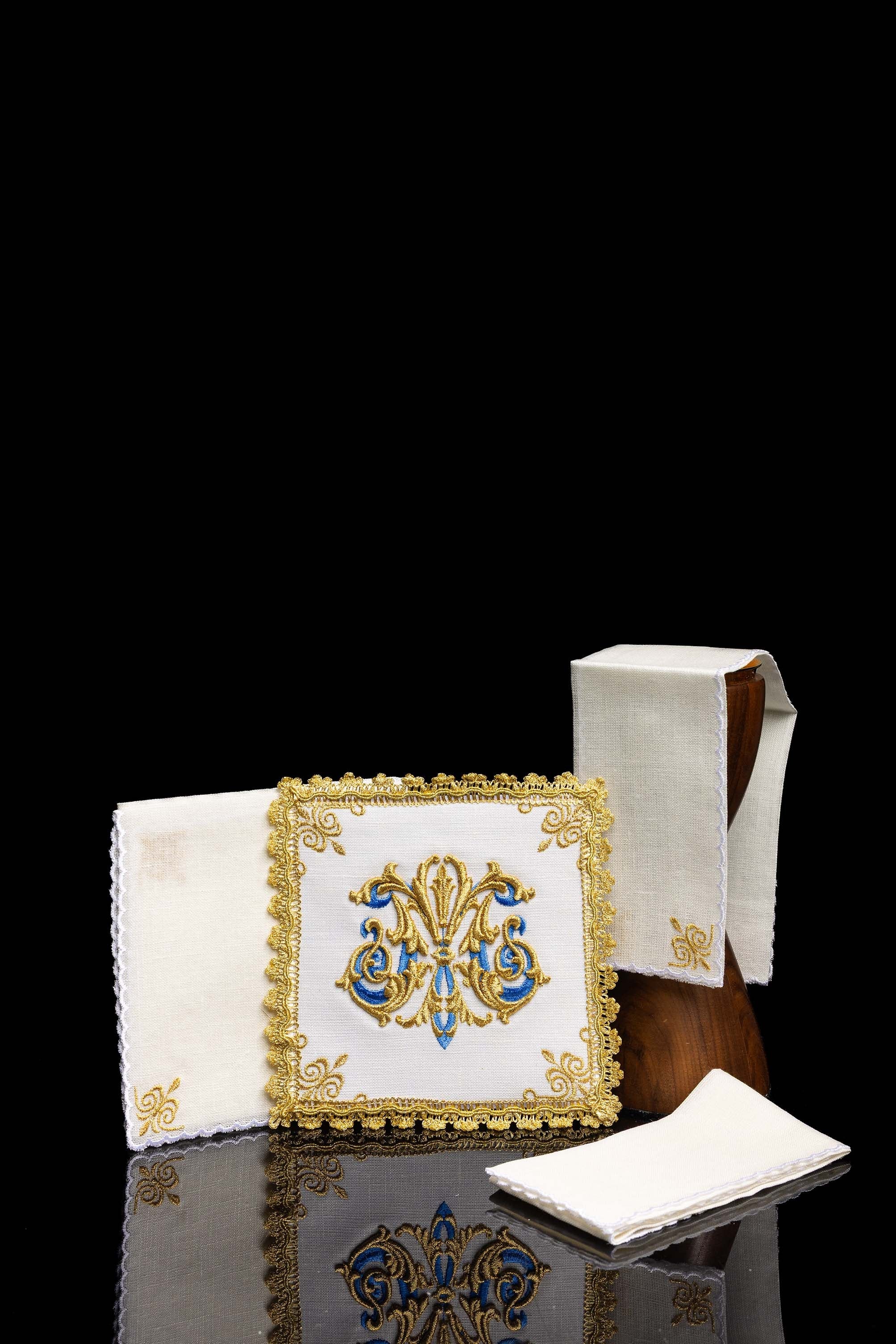 Conjunto de alfaias litúrgicas bordado com símbolo mariano dourado em linho