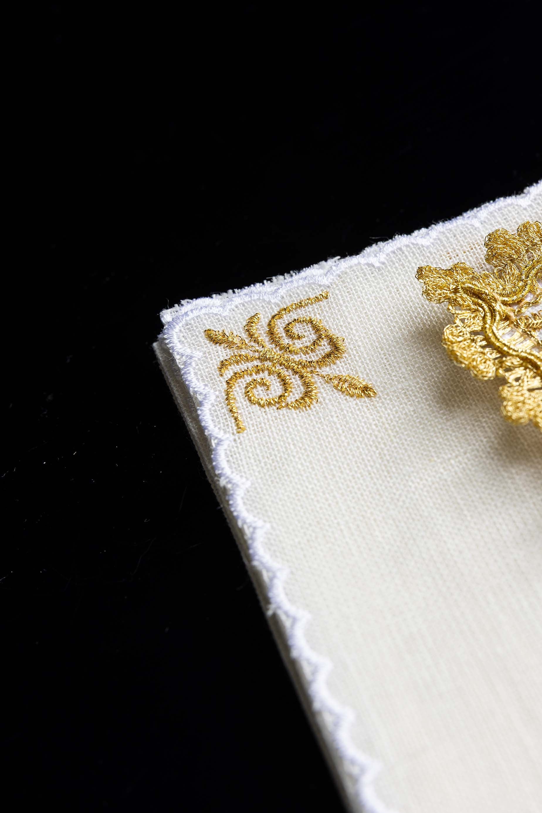 Conjunto de alfaias litúrgicas bordado com símbolo mariano dourado em linho