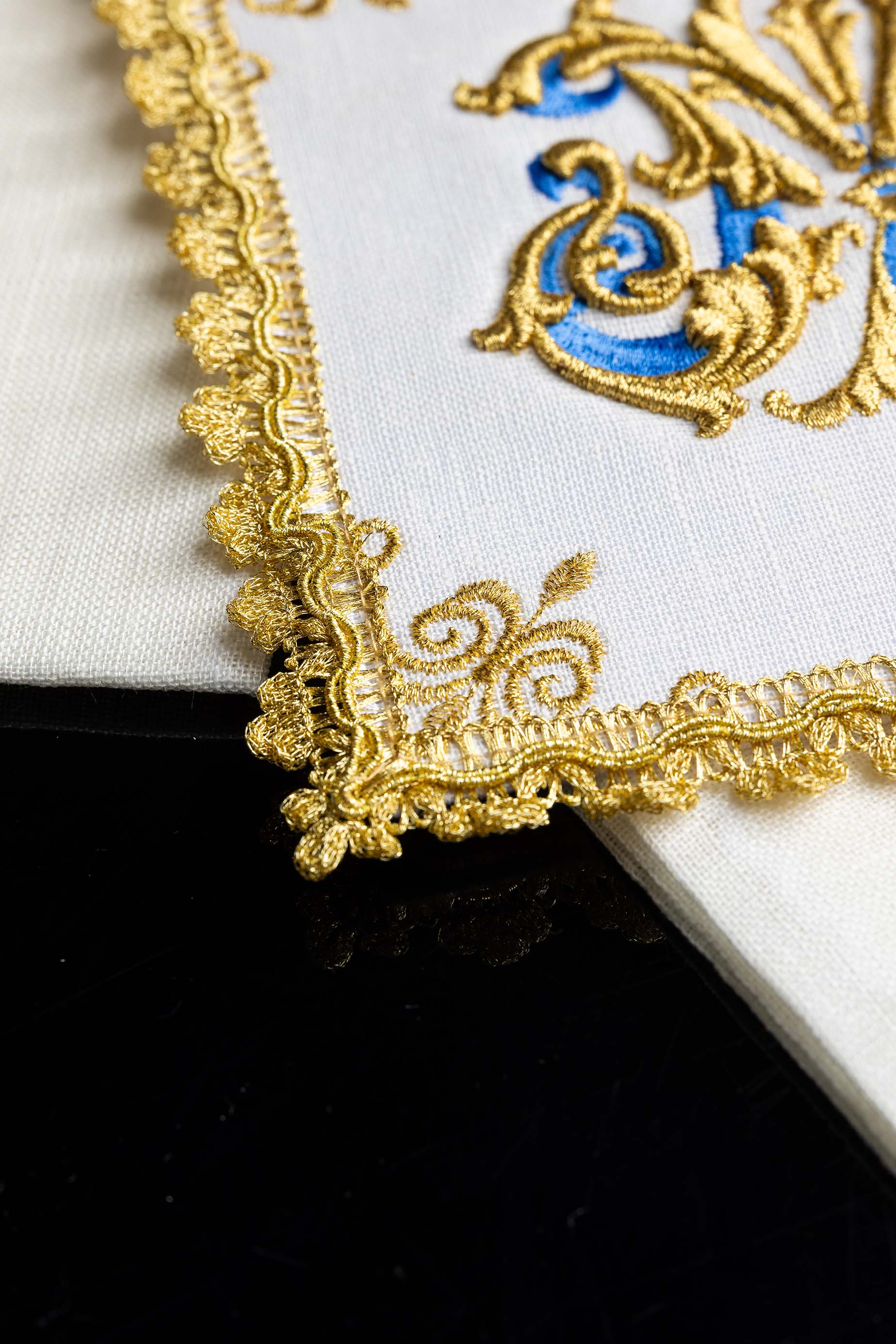 Conjunto de alfaias litúrgicas bordado com símbolo mariano dourado em linho