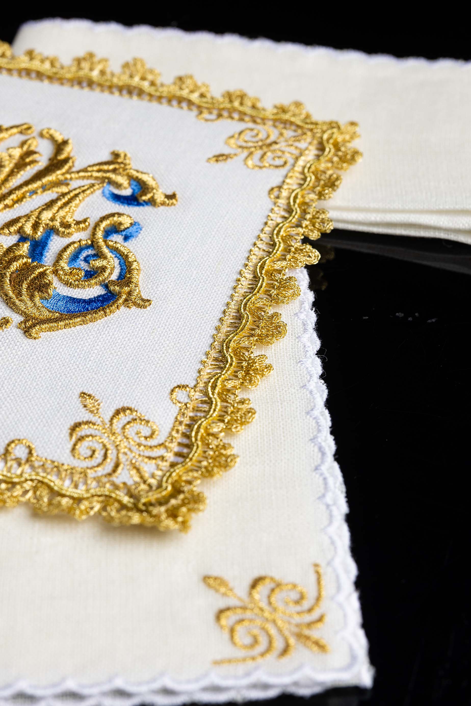 Conjunto de alfaias litúrgicas bordado com símbolo mariano dourado em linho