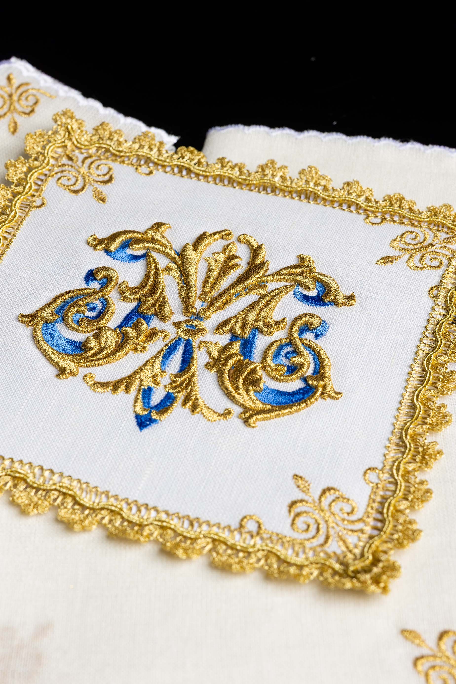 Conjunto de alfaias litúrgicas bordado com símbolo mariano dourado em linho