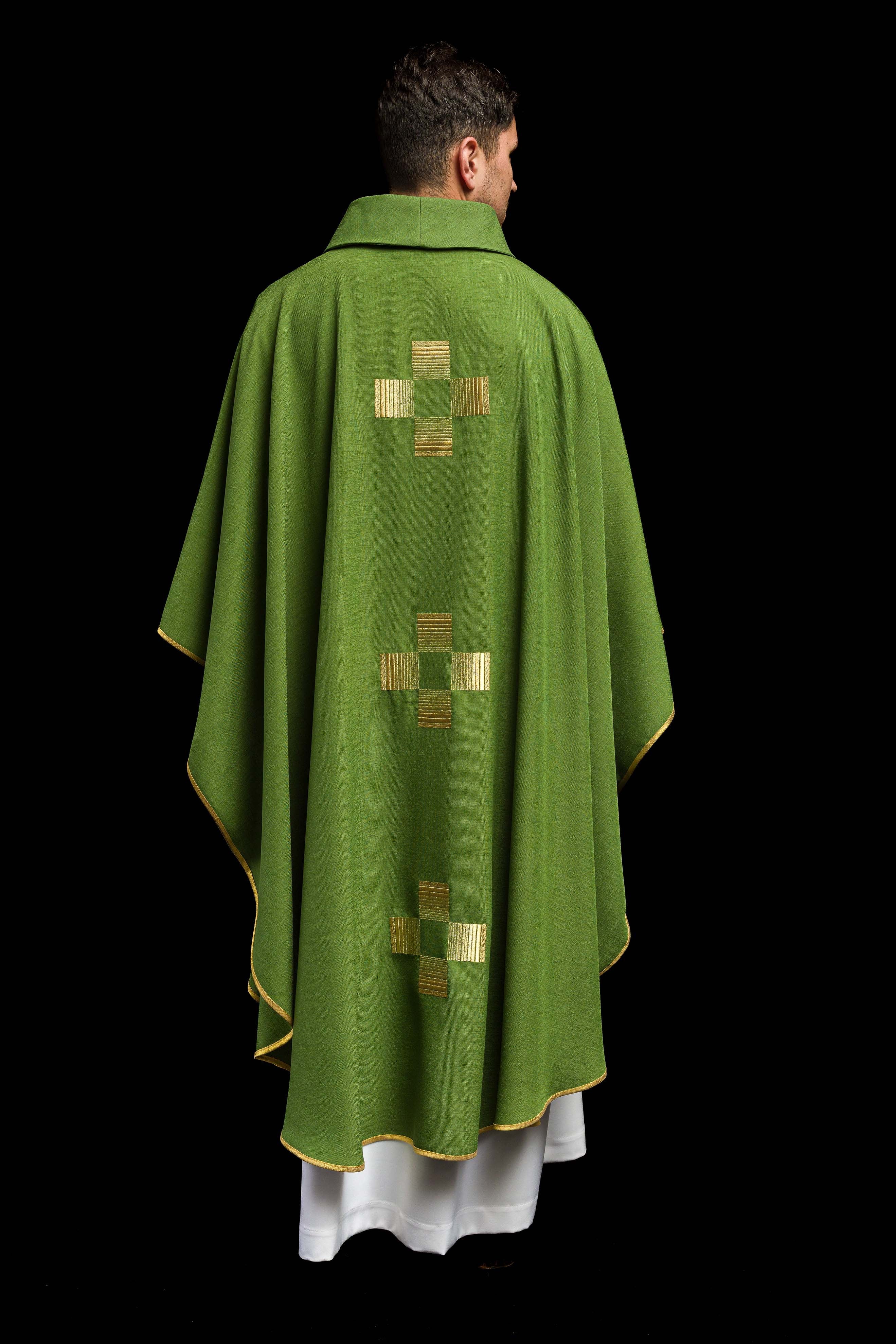 Casula verde com cruzes bordadas - chasubles.com.br