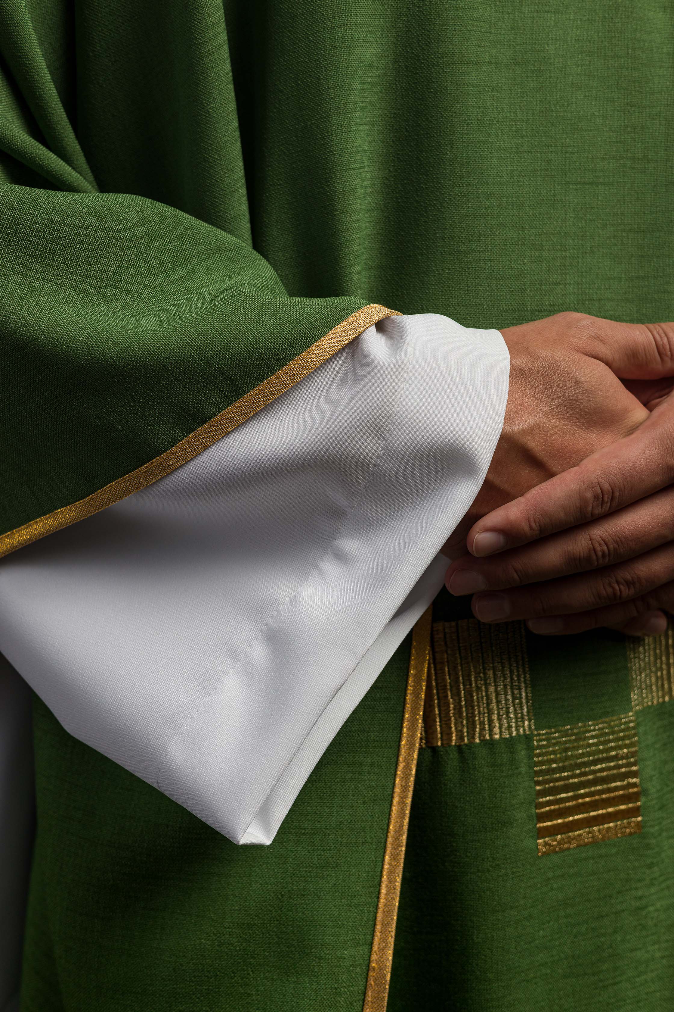 Casula verde com cruzes bordadas - chasubles.com.br