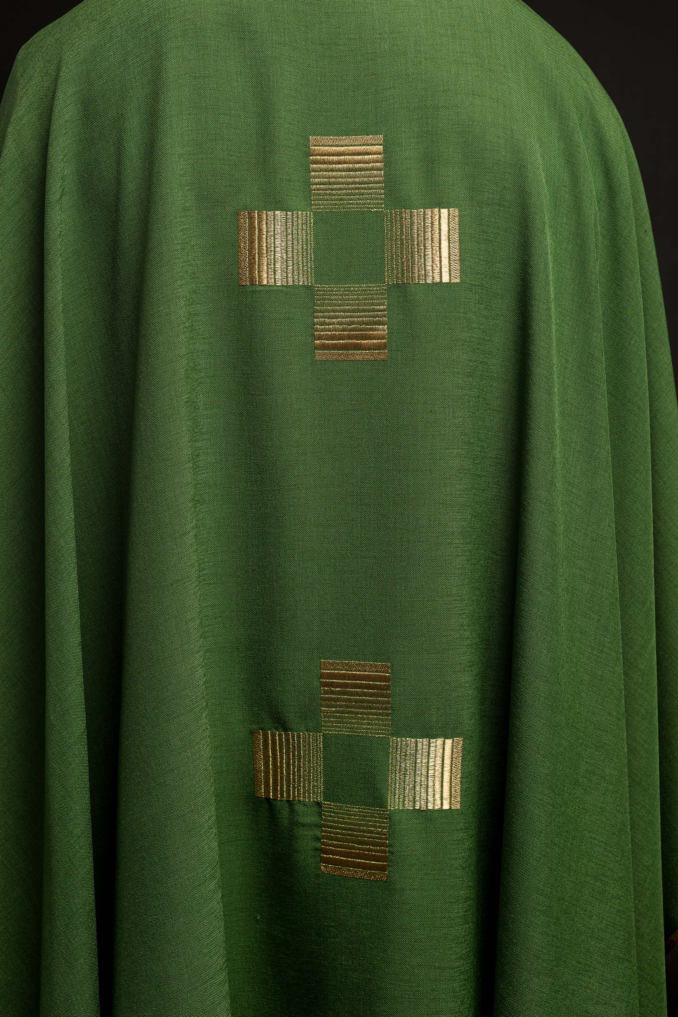 Casula verde com cruzes bordadas - chasubles.com.br
