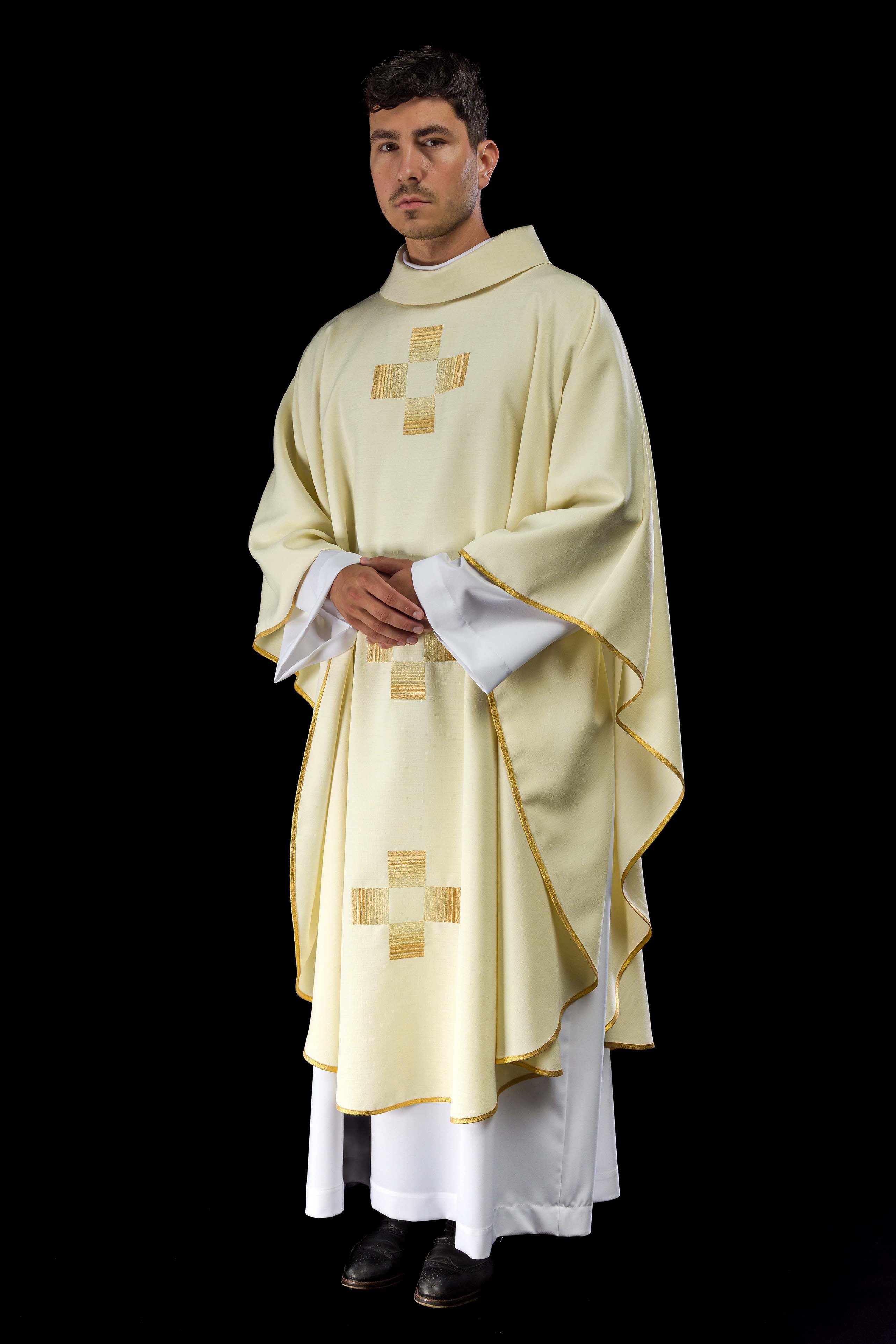 Casula com cruzes douradas bordadas - chasubles.com.br