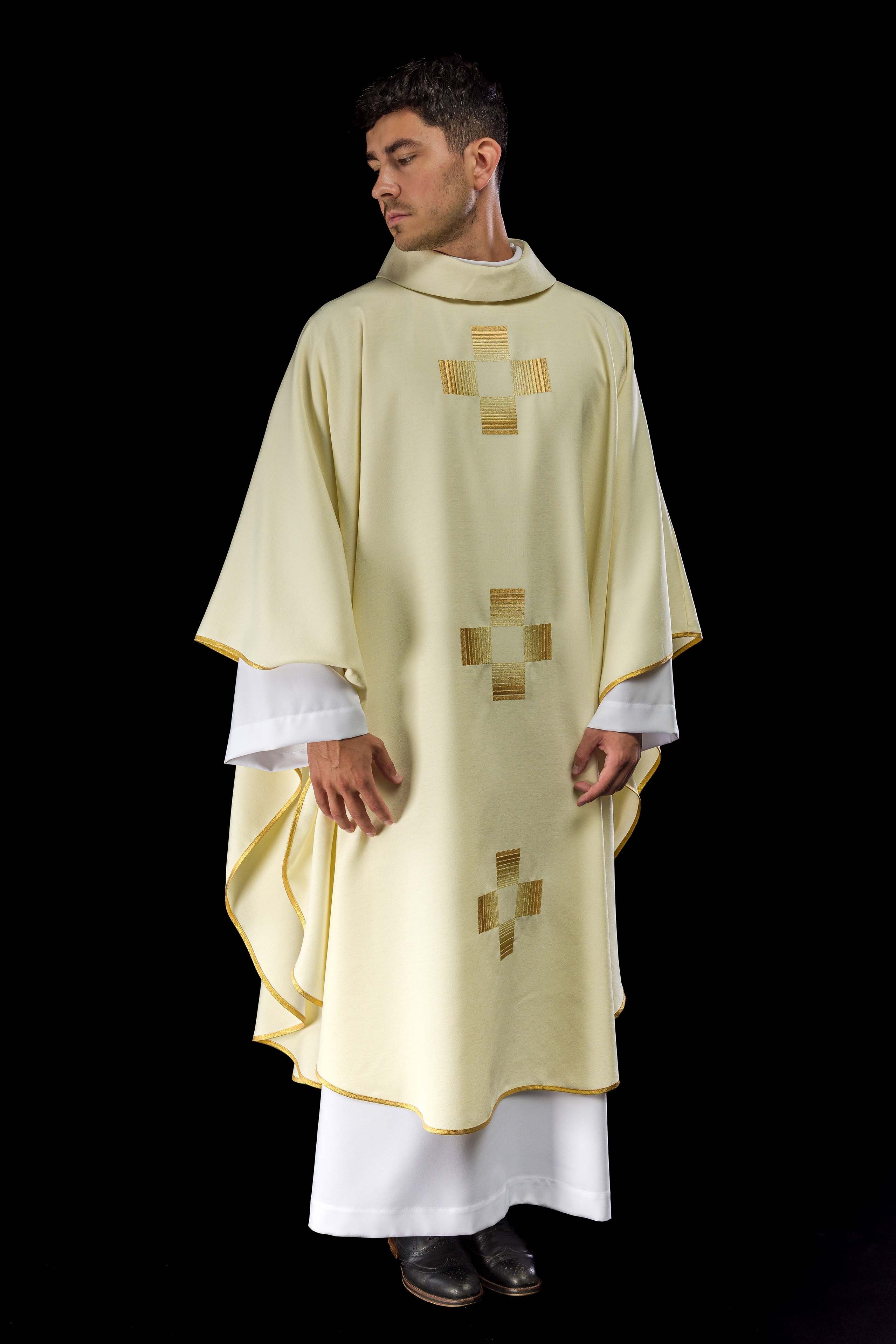Casula com cruzes douradas bordadas - chasubles.com.br