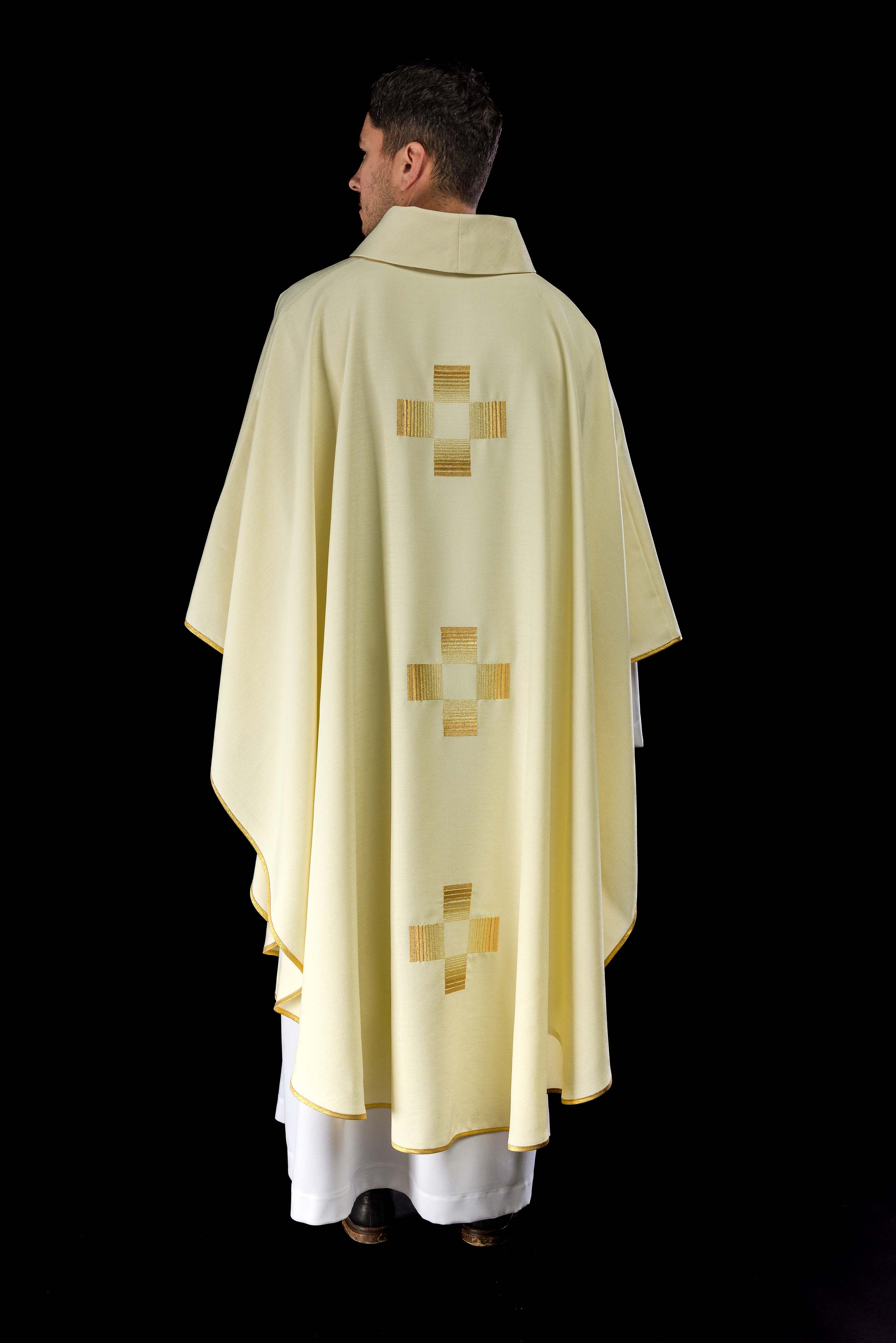 Casula com cruzes douradas bordadas - chasubles.com.br