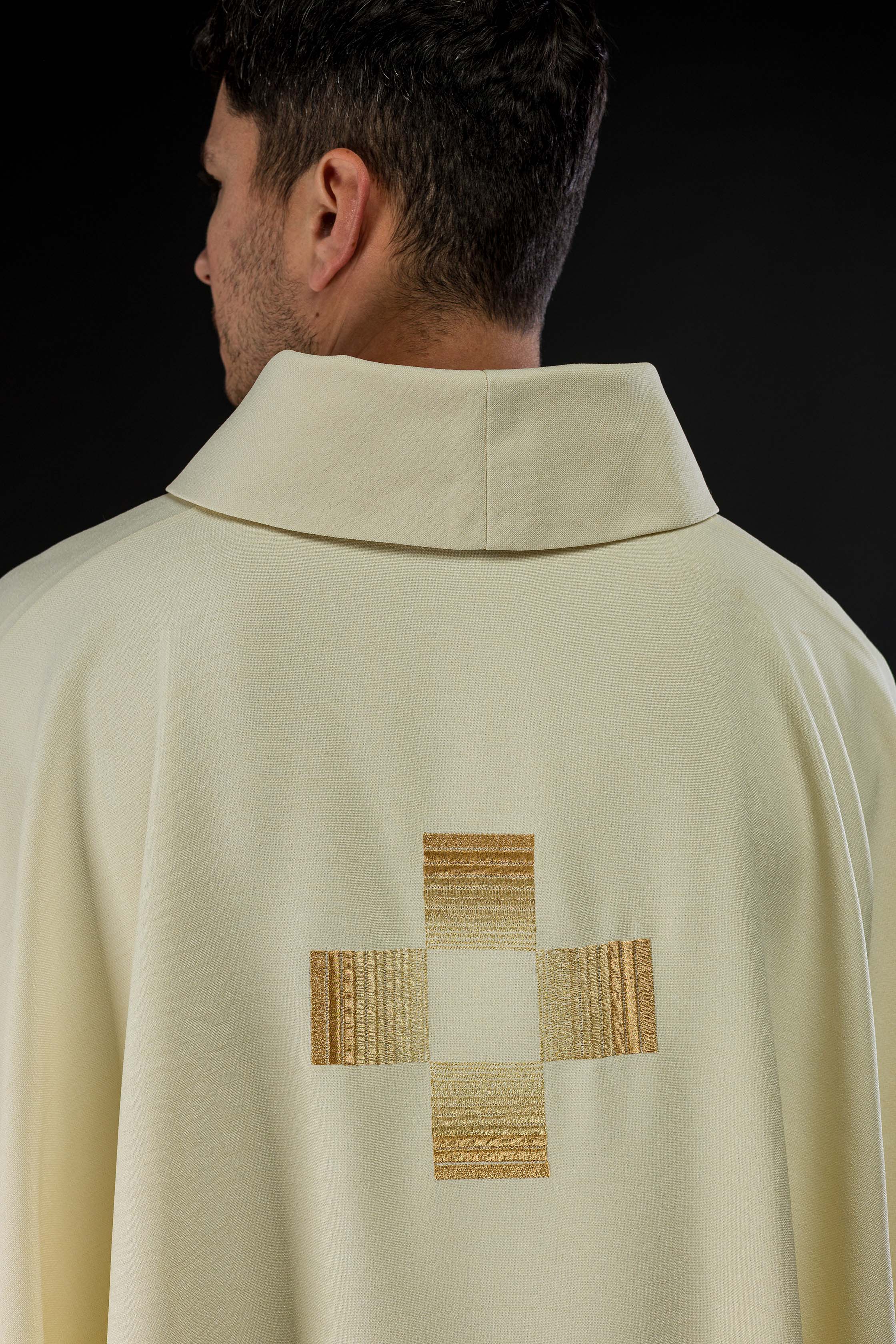 Casula com cruzes douradas bordadas - chasubles.com.br