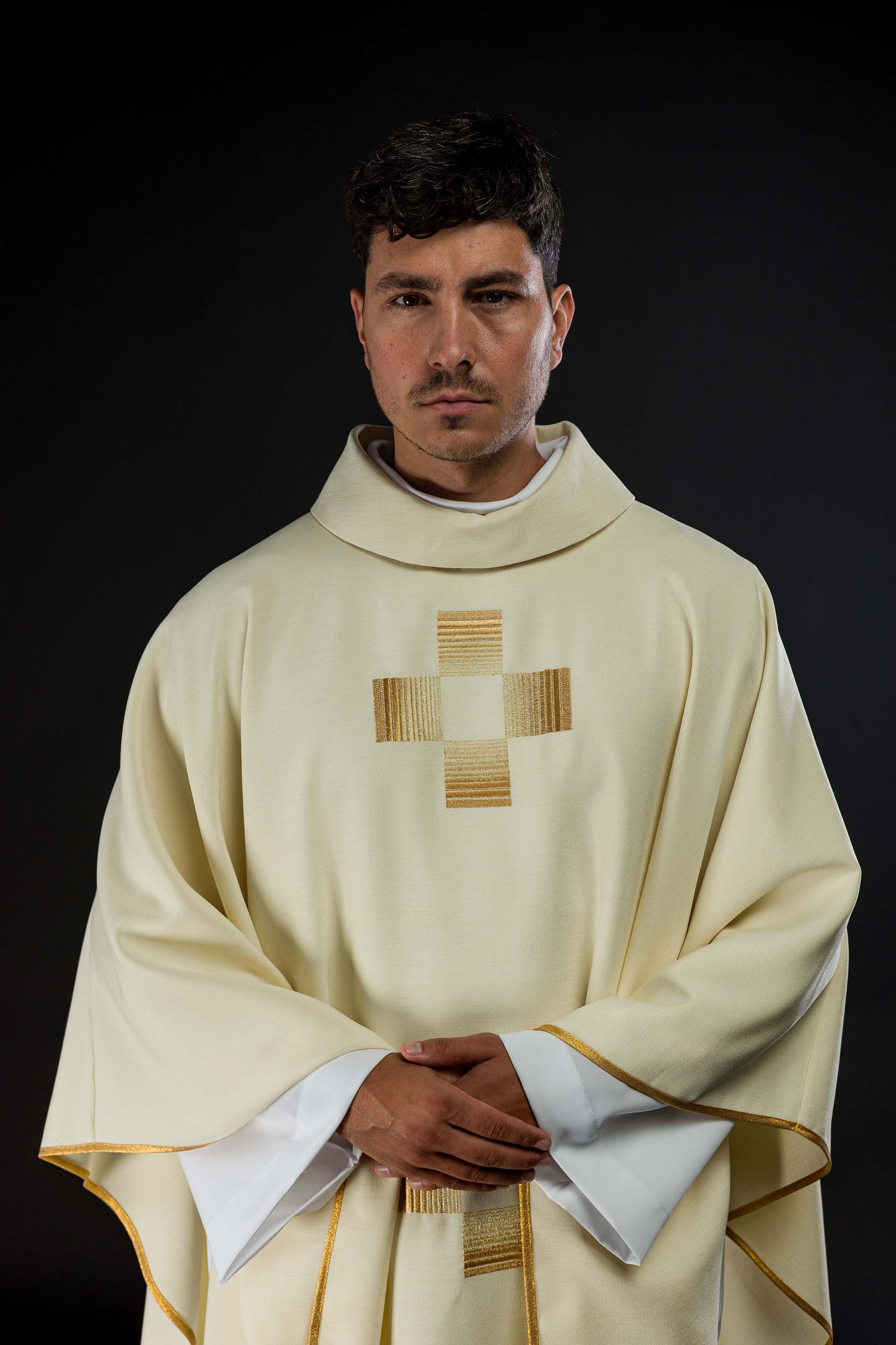 Casula com cruzes douradas bordadas - chasubles.com.br