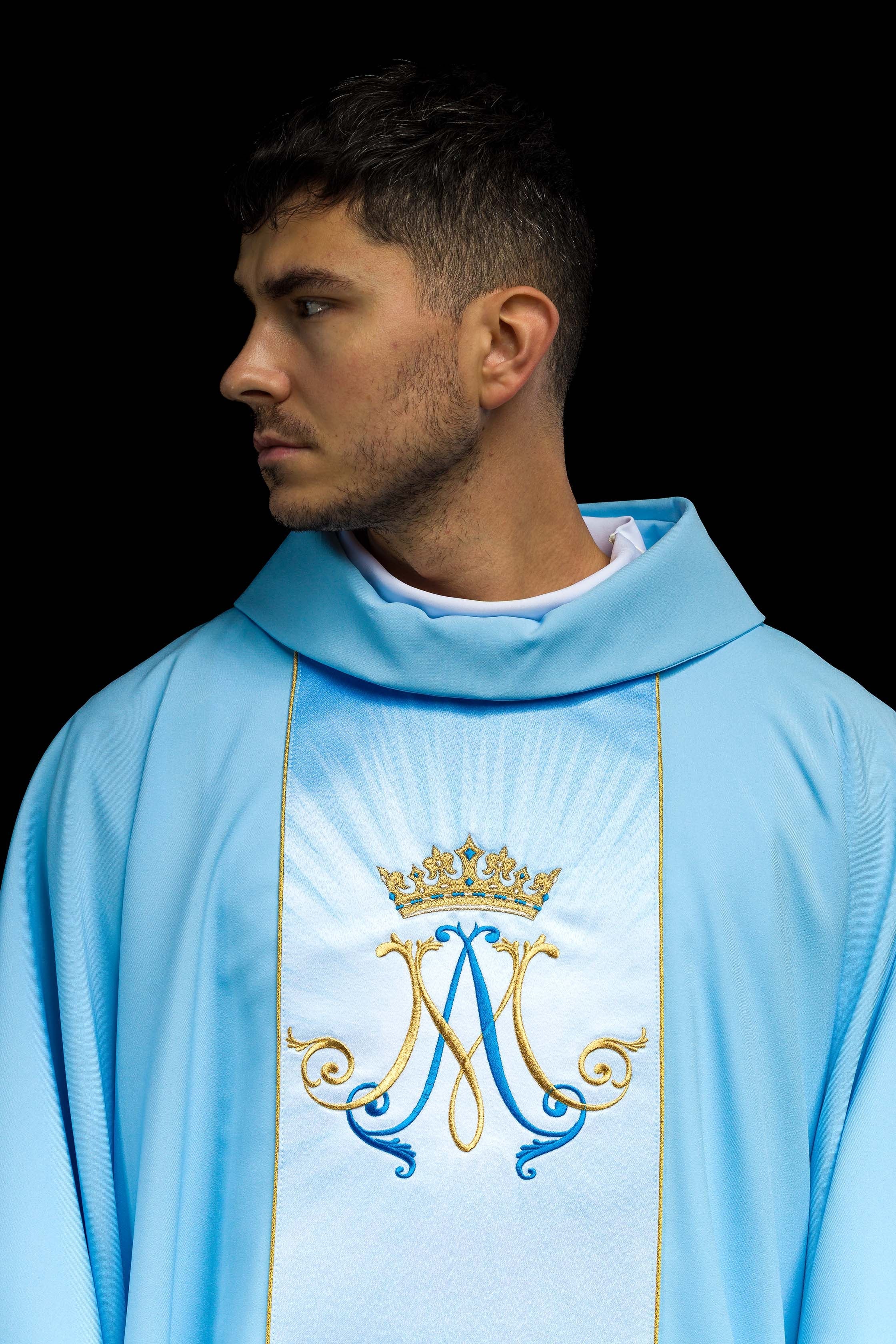 Casula litúrgica azul mariana com faixa sublimada e bordada