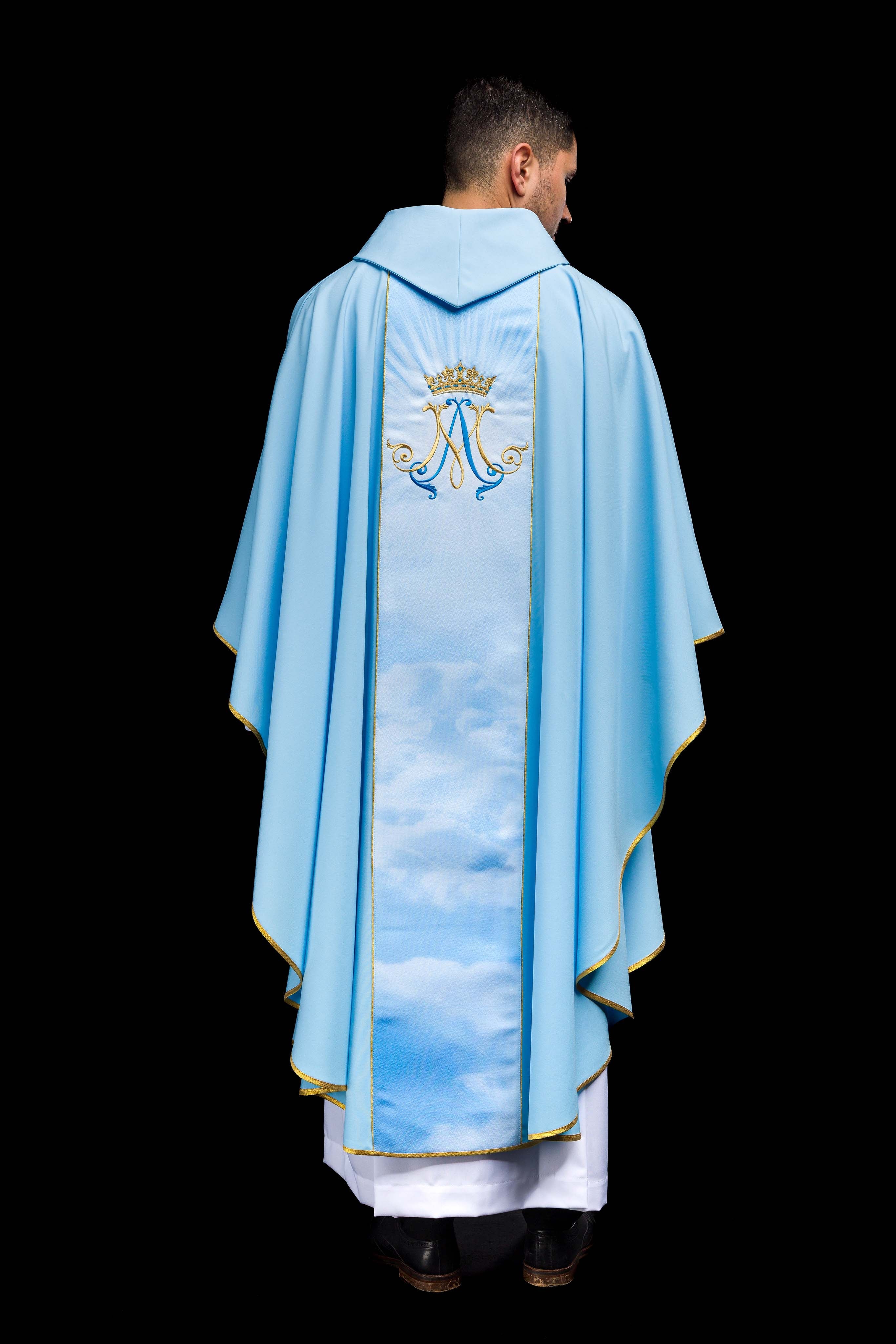 Casula litúrgica azul mariana com faixa sublimada e bordada